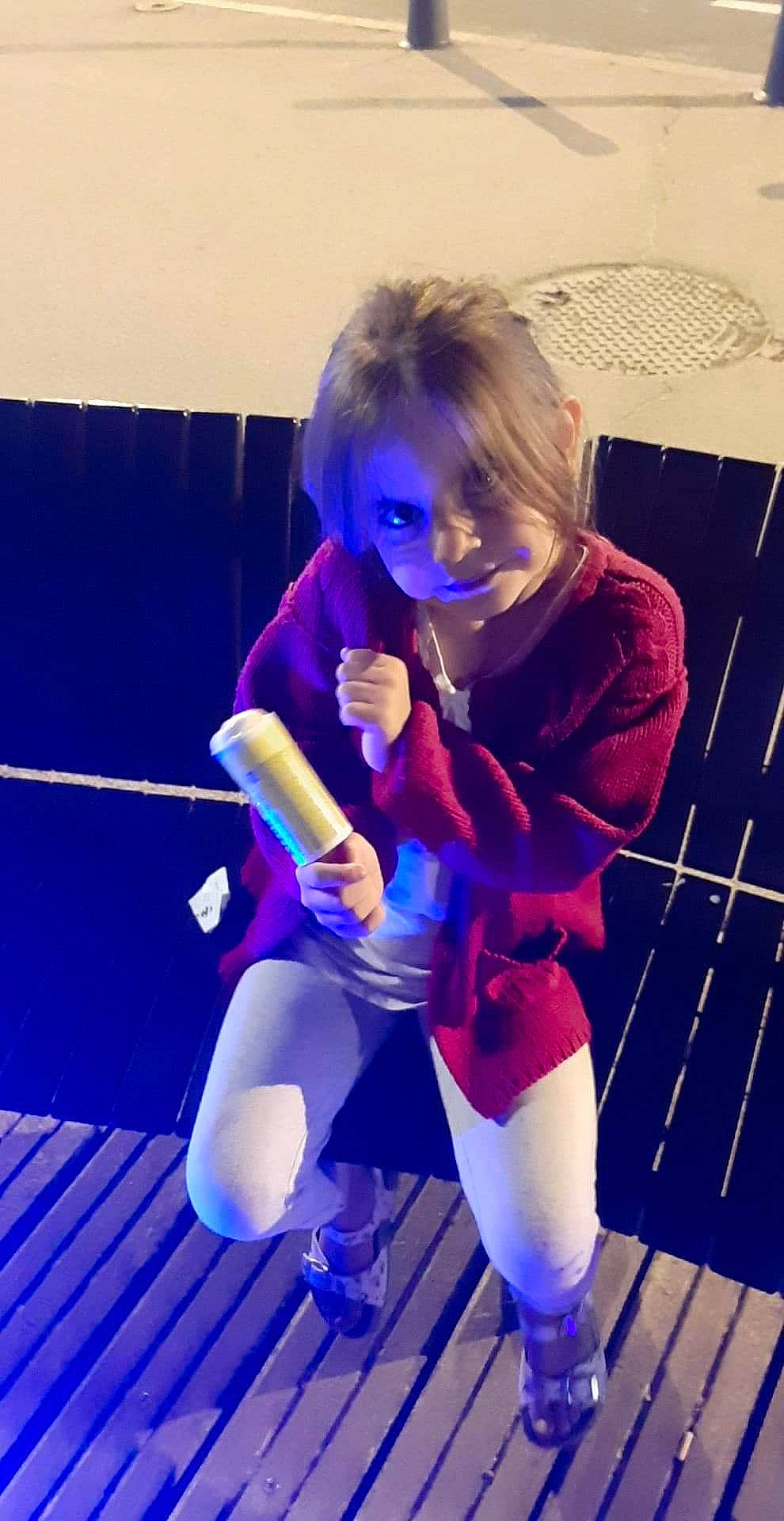 Lorynna a rejoint le concours — aidez-le/la à gagner de superbes lots ! boot, electric_blue, entertainment, event, fun, human_leg, knee, leg, lighting, magenta, music, music_artist, musician, performing_arts, person, purple, shoe, sneakers, thigh, toddler