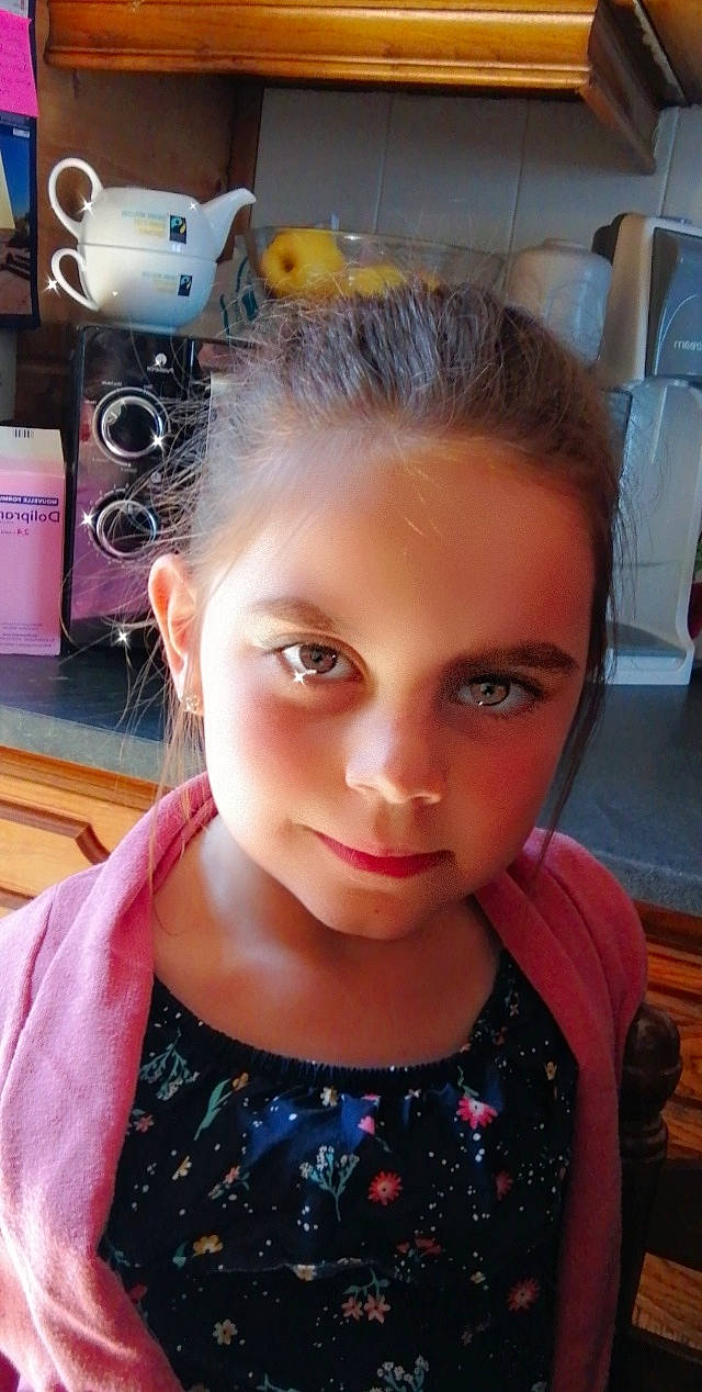 Lorynna participe au concours pour gagner de l'argent avec cette photo : baby_toddler_clothing, brown_hair, cheek, child, chin, ear, eyebrow, eyelash, forehead, fun, jaw, lip, long_hair, magenta, neck, nose, person, pink, selfie, skin