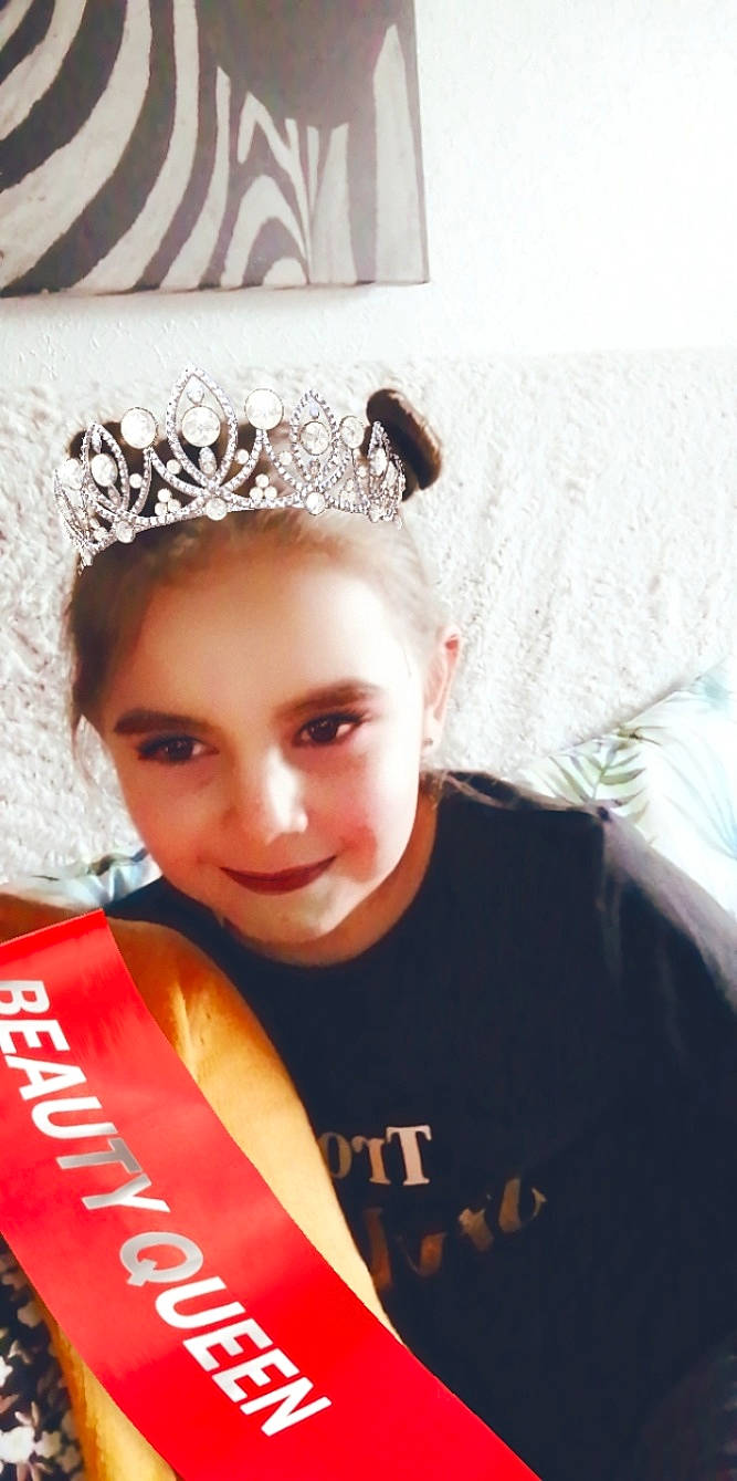 Lorynna a rejoint le concours — aidez-le/la à gagner de superbes lots ! brown_hair, cap, carmine, child, chin, costume_hat, eyebrow, eyelash, fashion_accessory, fashion_design, flash_photography, hair_coloring, happy, headband, headgear, headpiece, jewellery, joy, lip, person