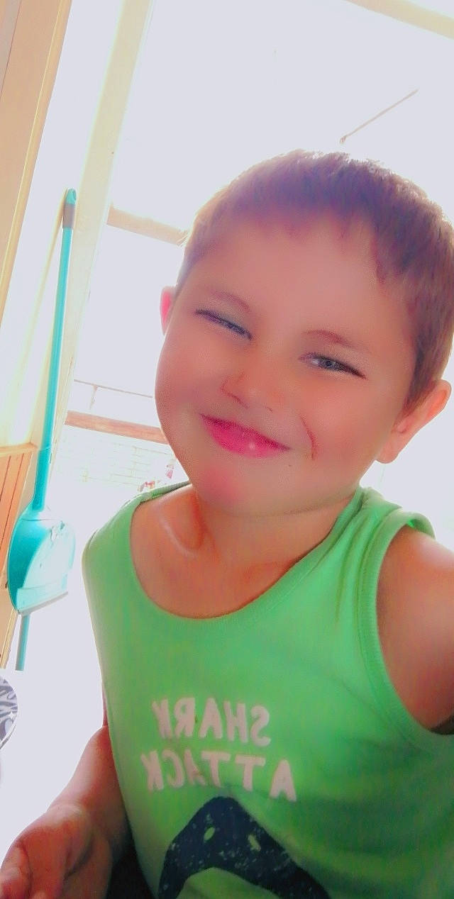 Yannis participe au concours pour gagner de l'argent avec cette photo : active_tank, cheek, chest, chin, eye, eyebrow, eyelash, finger, forehead, happy, human_body, iris, joy, lip, neck, nose, person, shoulder, skin, sleeve