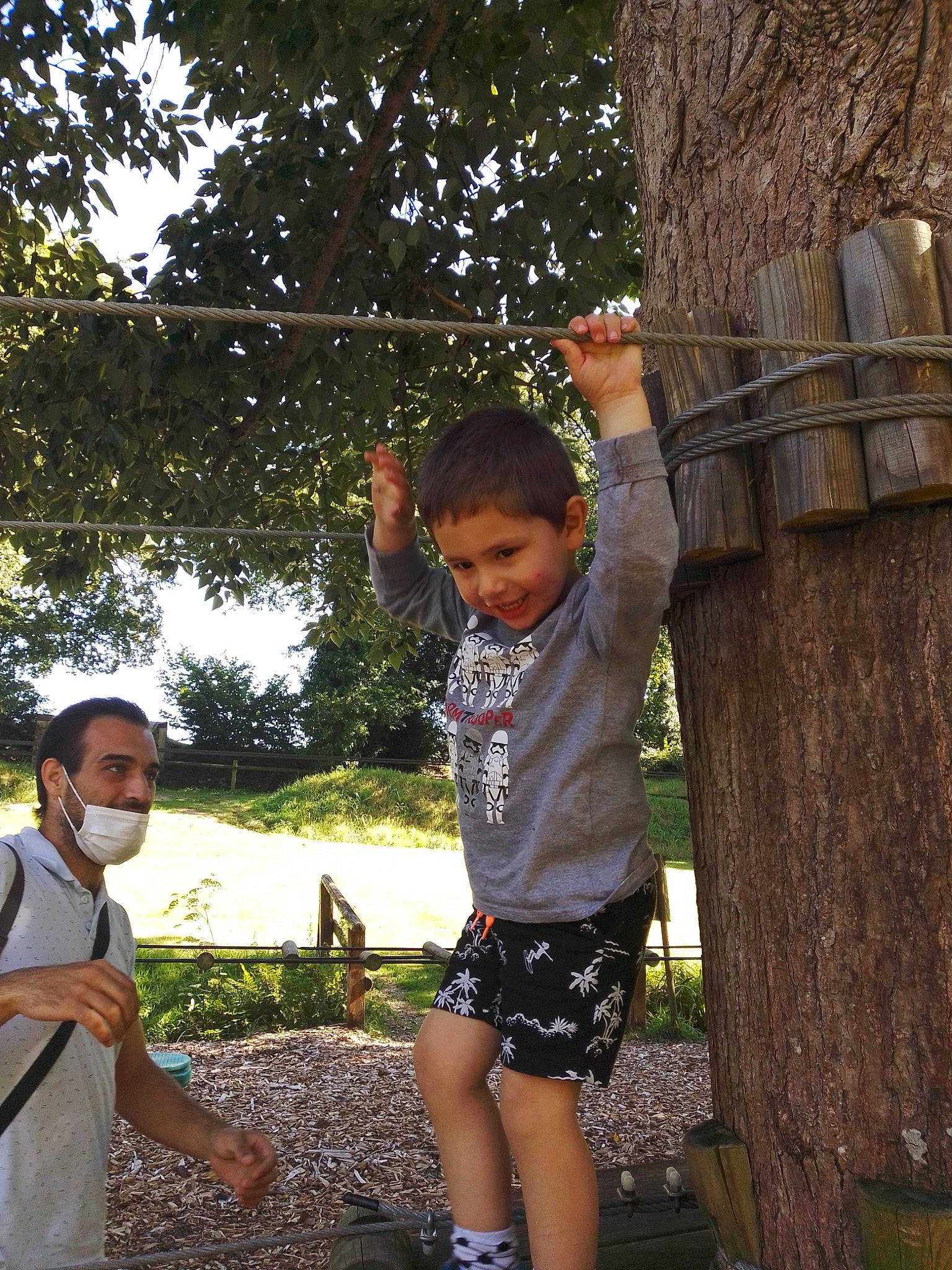 Yannis participe au concours pour gagner de l'argent avec cette photo : botany, clothing, cool, fun, gesture, grass, happy, joy, leaf, leg, leisure, nature, people_in_nature, person, plant, recreation, shorts, sunlight, t_shirt, toddler
