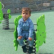 Sao a rejoint le concours — aidez-le/la à gagner de superbes lots ! child, toddler, playground, spring_rocker, green, denim, curly_hair, outdoor, play, fun, casual_clothing, stone_wall, park, toy, spring, black_shoes, young_child, daylight, recreation, leisure