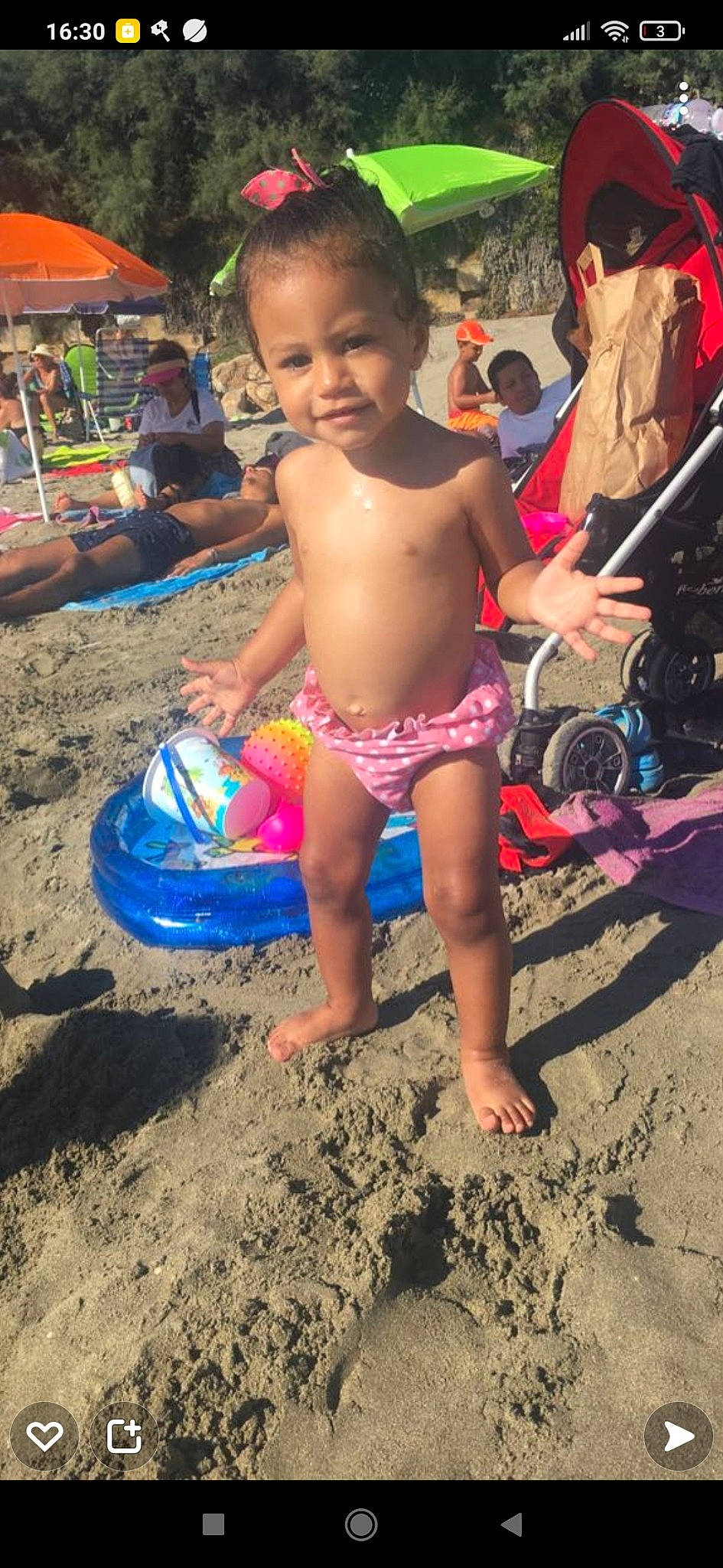 Lola Pita participe au concours pour gagner de l'argent avec cette photo : abdomen, barefoot, beach, child, event, flip_flops, foot, fun, happy, human_leg, leisure, people_on_beach, person, recreation, sand, shorts, summer, swimwear, thigh, toddler