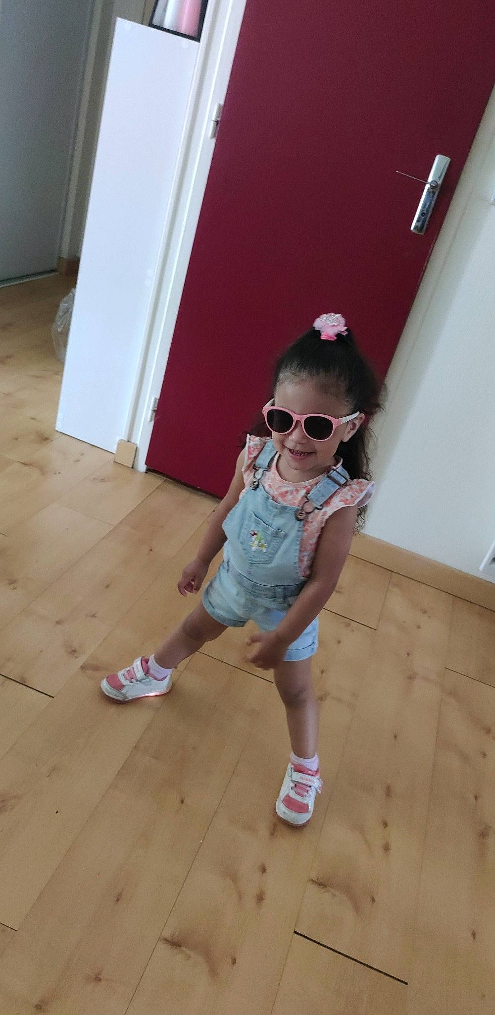 Lola Pita a rejoint le concours — aidez-le/la à gagner de superbes lots ! baby_toddler_clothing, door, eyewear, floor, flooring, foot, fun, glasses, goggles, happy, hardwood, human_leg, joy, knee, person, shoe, shorts, sneakers, sunglasses, thigh