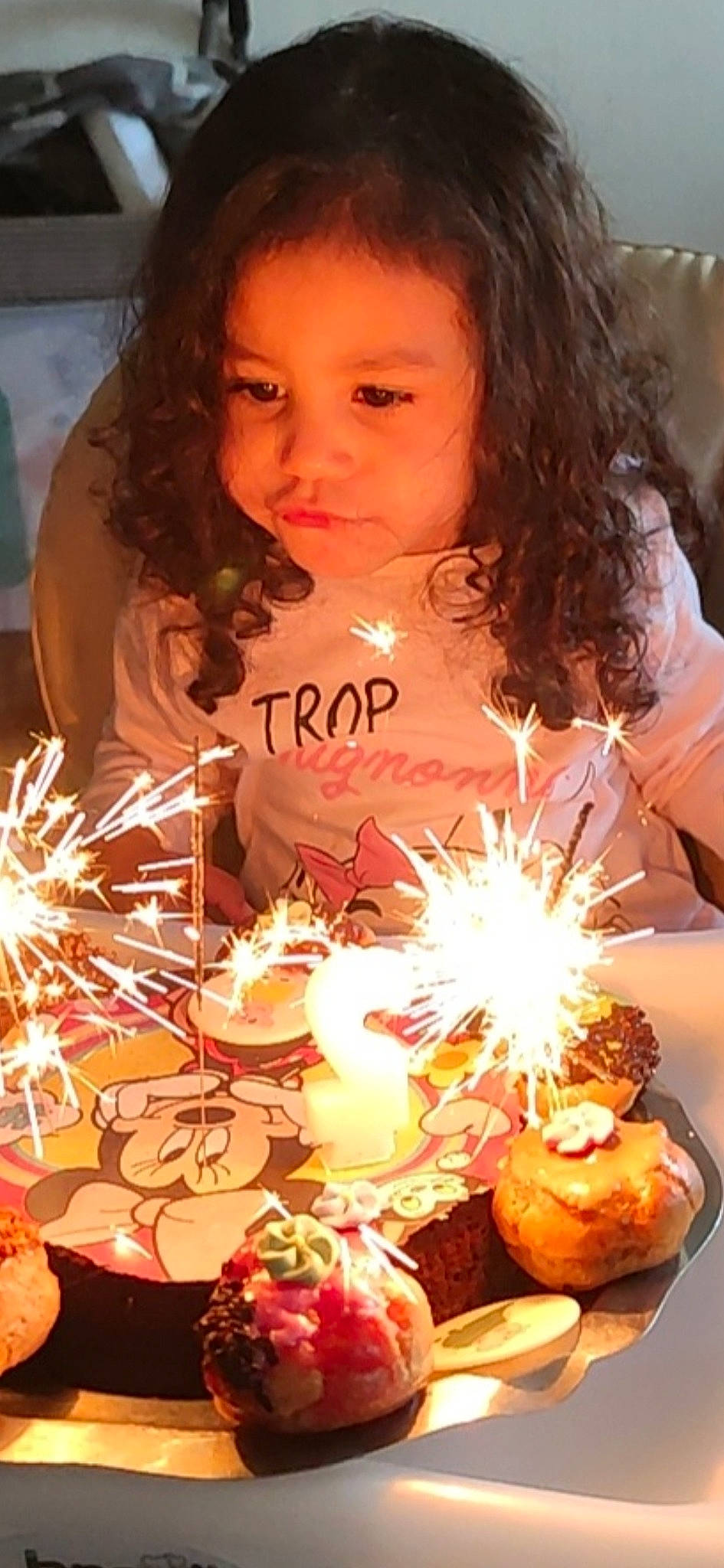 Lola Pita a rejoint le concours — aidez-le/la à gagner de superbes lots ! baked_goods, birthday, birthday_cake, birthday_candle, cake, cake_decorating, cake_decorating_supply, candle, cuisine, dessert, dish, event, food, ingredient, party_supply, person, plate, sugar_cake, sweetness, tableware