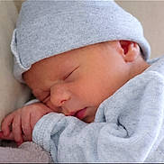 Maëlio a rejoint le concours — aidez-le/la à gagner de superbes lots ! baby, newborn, infant, sleeping, beanie, hat, blanket, swaddle, closeup, portrait, hand, small_fingers, soft_texture, cozy, peaceful, cute, skin, pink_lips, nursery, resting