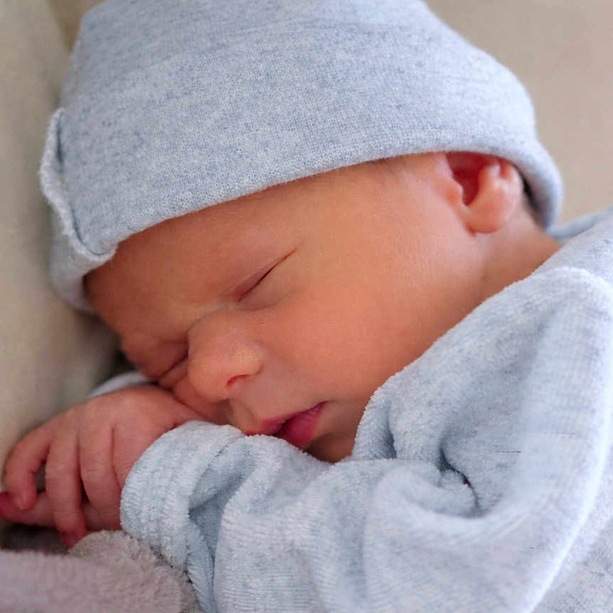 Maëlio a rejoint le concours — aidez-le/la à gagner de superbes lots ! baby, beanie, blanket, closeup, cozy, cute, hand, hat, infant, newborn, nursery, peaceful, pink_lips, portrait, resting, skin, sleeping, small_fingers, soft_texture, swaddle