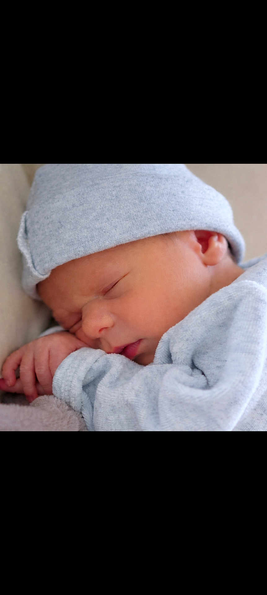 Maëlio a rejoint le concours — aidez-le/la à gagner de superbes lots ! baby, newborn, infant, sleeping, beanie, hat, blanket, swaddle, closeup, portrait, hand, small_fingers, soft_texture, cozy, peaceful, cute, skin, pink_lips, nursery, resting