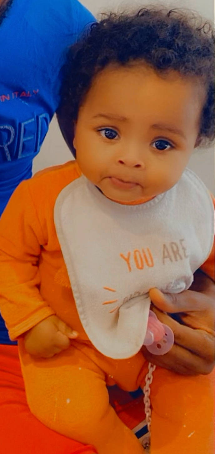 Amina participe au concours pour gagner de l'argent avec cette photo : azure, baby, baby_toddler_clothing, cheek, eye, face, finger, forehead, gesture, happy, lip, nose, orange, person, product, skin, sleeve, smile, t_shirt, thumb