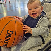 Alessio a rejoint le concours — aidez-le/la à gagner de superbes lots ! baby, basketball, casual_wear, child, clothing, cute, gymnasium, happy, happy_face, indoor, infant, joy, leisure, person, playful, seat, smiling, sports_equipment, toy, young_child