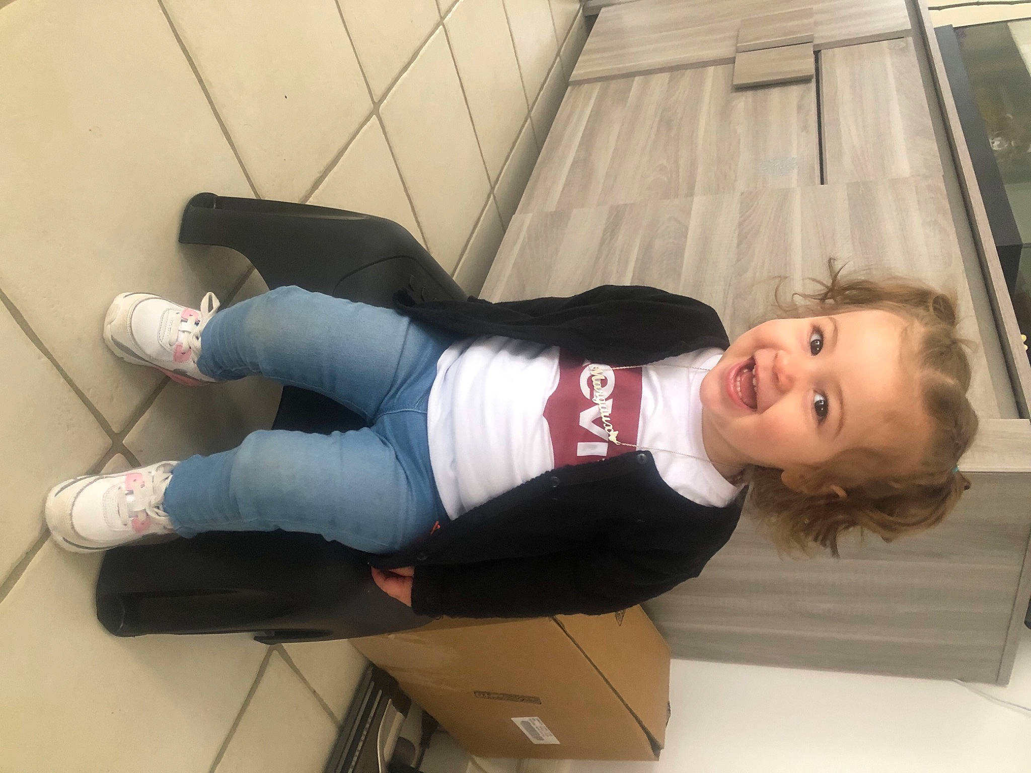 Margaux a rejoint le concours — aidez-le/la à gagner de superbes lots ! automotive_design, cleanliness, comfort, elbow, flooring, fun, human_leg, joint, joy, knee, lap, outdoor_shoe, person, sitting, sleeve, smile, sock, sportswear, t_shirt, thigh