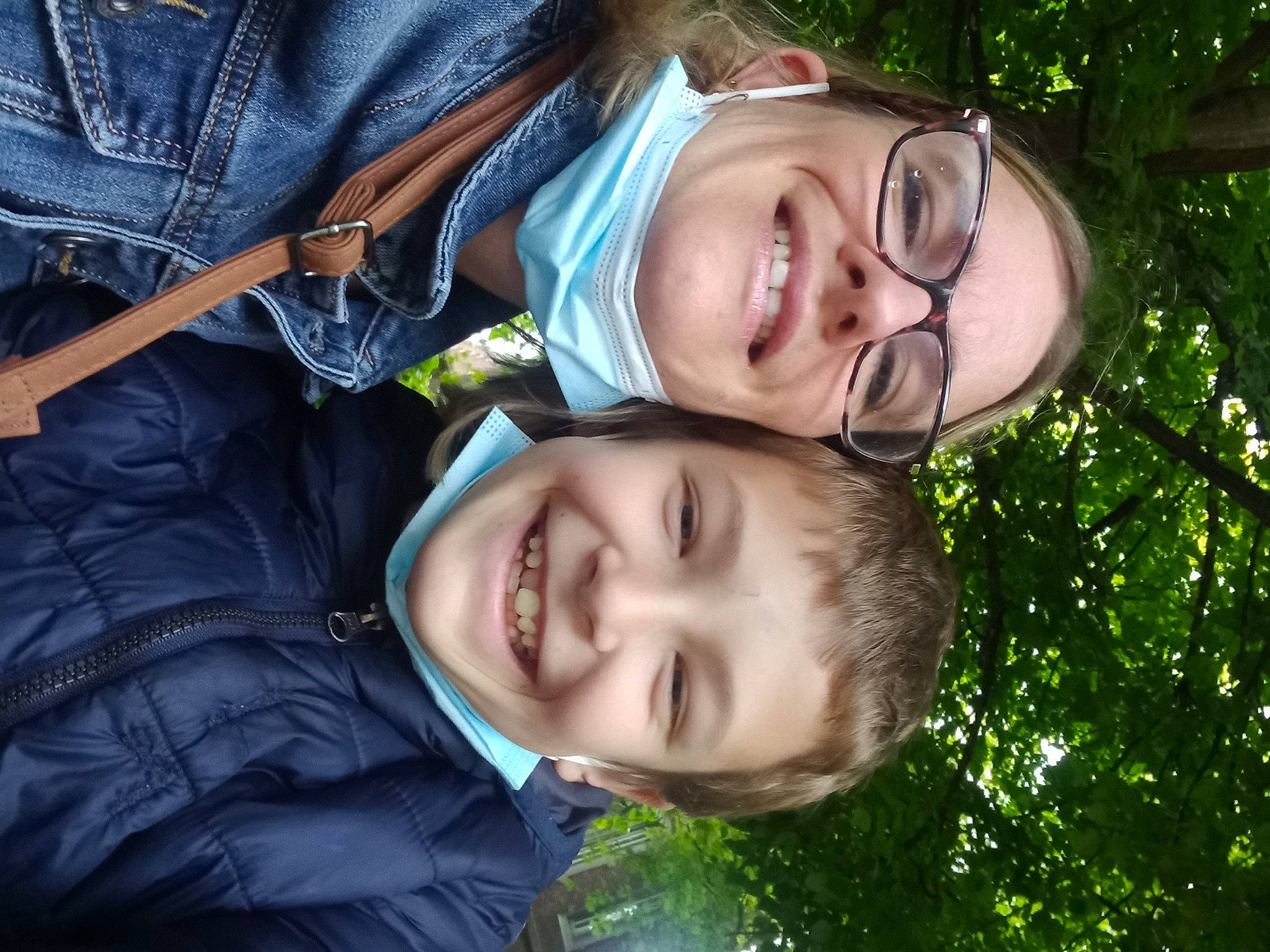 Mattheo a rejoint le concours — aidez-le/la à gagner de superbes lots ! child, eyewear, face, fun, gesture, glasses, grass, happy, joy, laugh, leisure, love, people_in_nature, person, plant, portrait_photography, recreation, sibling, smile, toddler