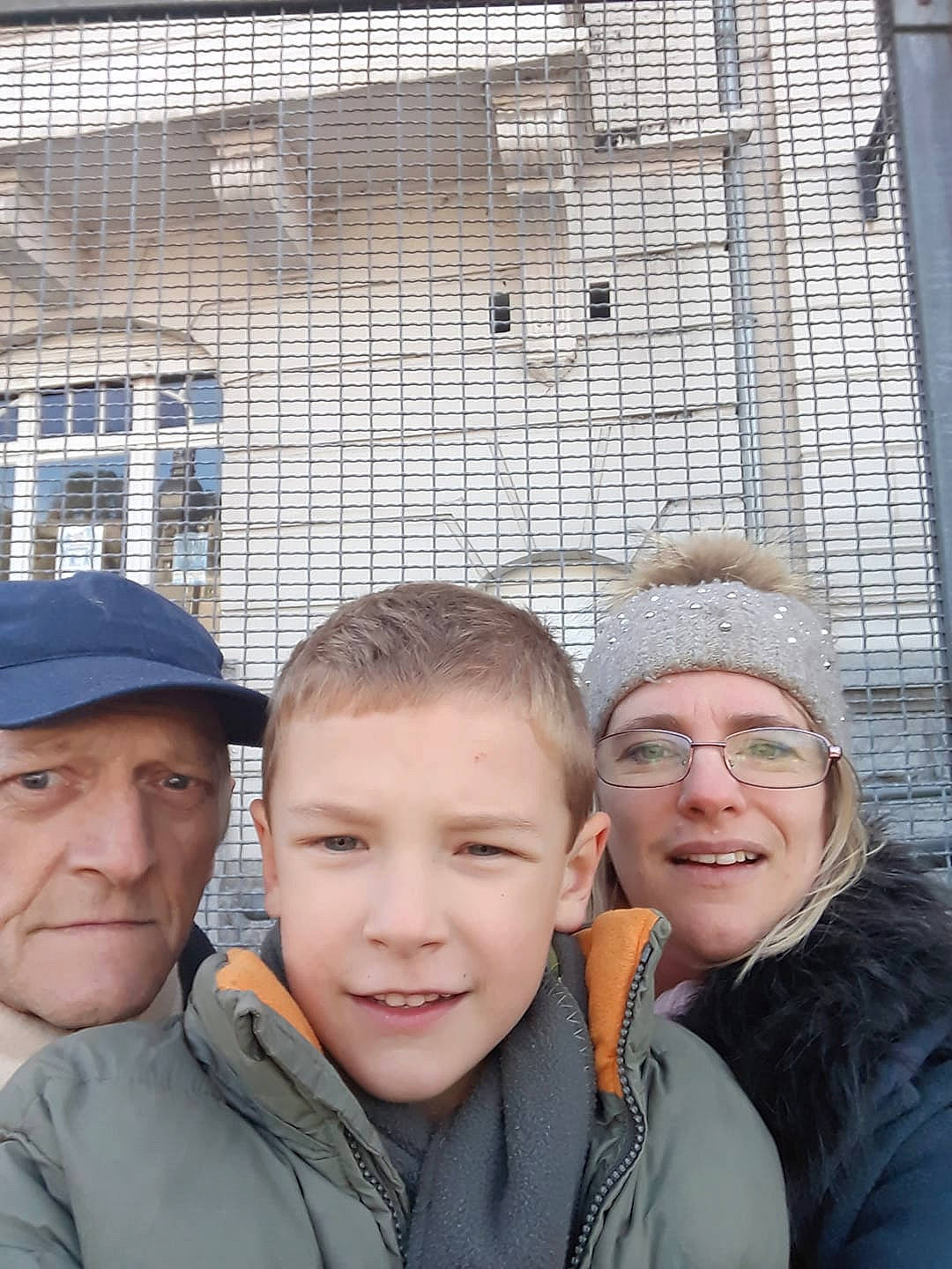 Mattheo a rejoint le concours — aidez-le/la à gagner de superbes lots ! day, family, fun, girl, headwear, joy, people, person, product, recreation, smile, vacation, winter