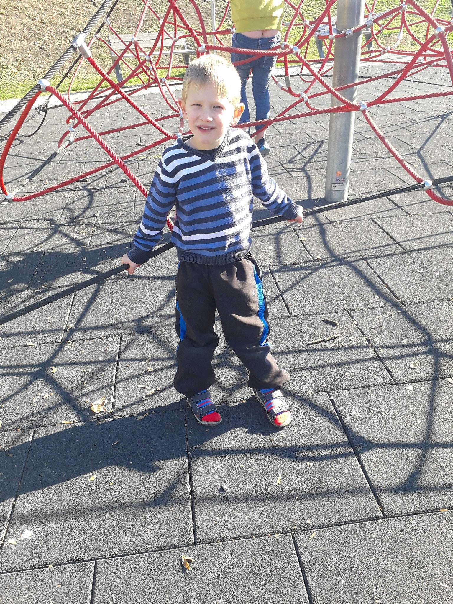 Tymeo a rejoint le concours — aidez-le/la à gagner de superbes lots ! child, footwear, fun, girl, joy, male, material, outdoor_play_equipment, pattern, person, play, playground, product, public_space, race, recreation, rope, shoe, sports_equipment, toddler