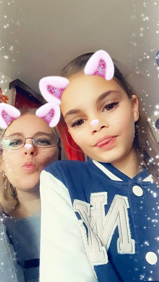 Amandine participe au concours pour gagner de l'argent avec cette photo : beauty, child, day, ear, eyebrow, forehead, fun, girl, hair_accessory, hairstyle, happiness, head, human_hair_color, person, product, skin, smile