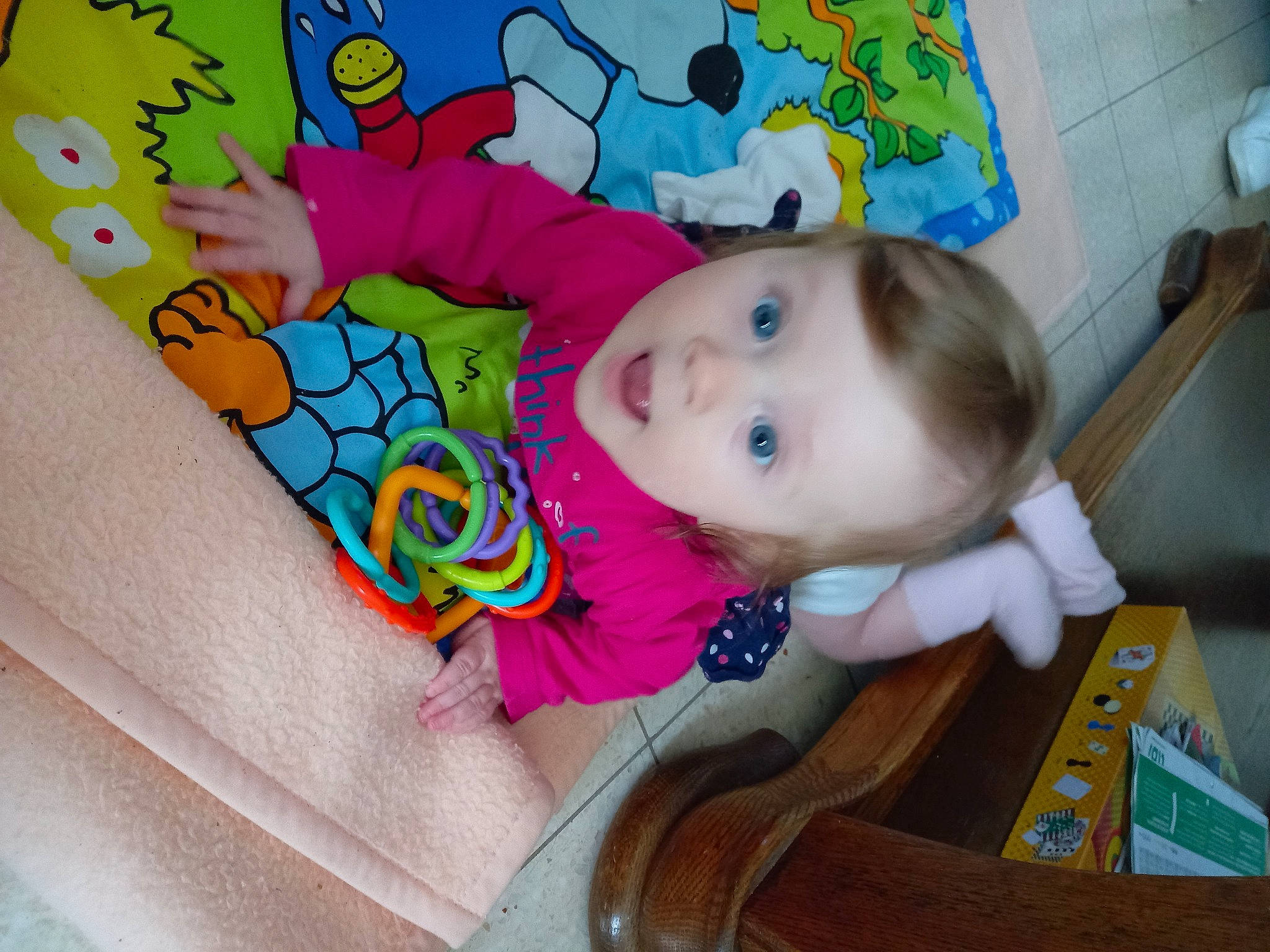 Chelsea a rejoint le concours — aidez-le/la à gagner de superbes lots ! baby, baby_products, baby_toddler_clothing, baby_toys, cheek, child, eye, face, flooring, fun, happy, head, iris, linens, person, play, room, sitting, surprise, toddler