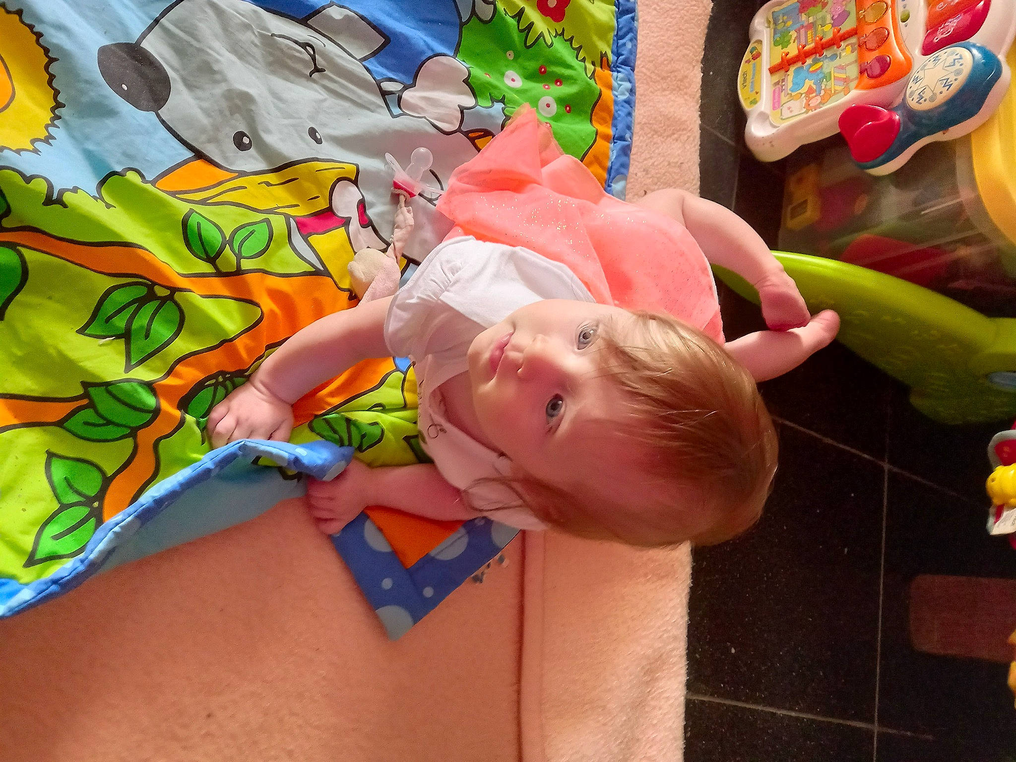 Chelsea participe au concours pour gagner de l'argent avec cette photo : baby, baby_products, baby_toys, chest, child, fun, happy, human_body, leisure, linens, mouth, pattern, person, play, recreation, toddler, toy, vacation, visual_arts