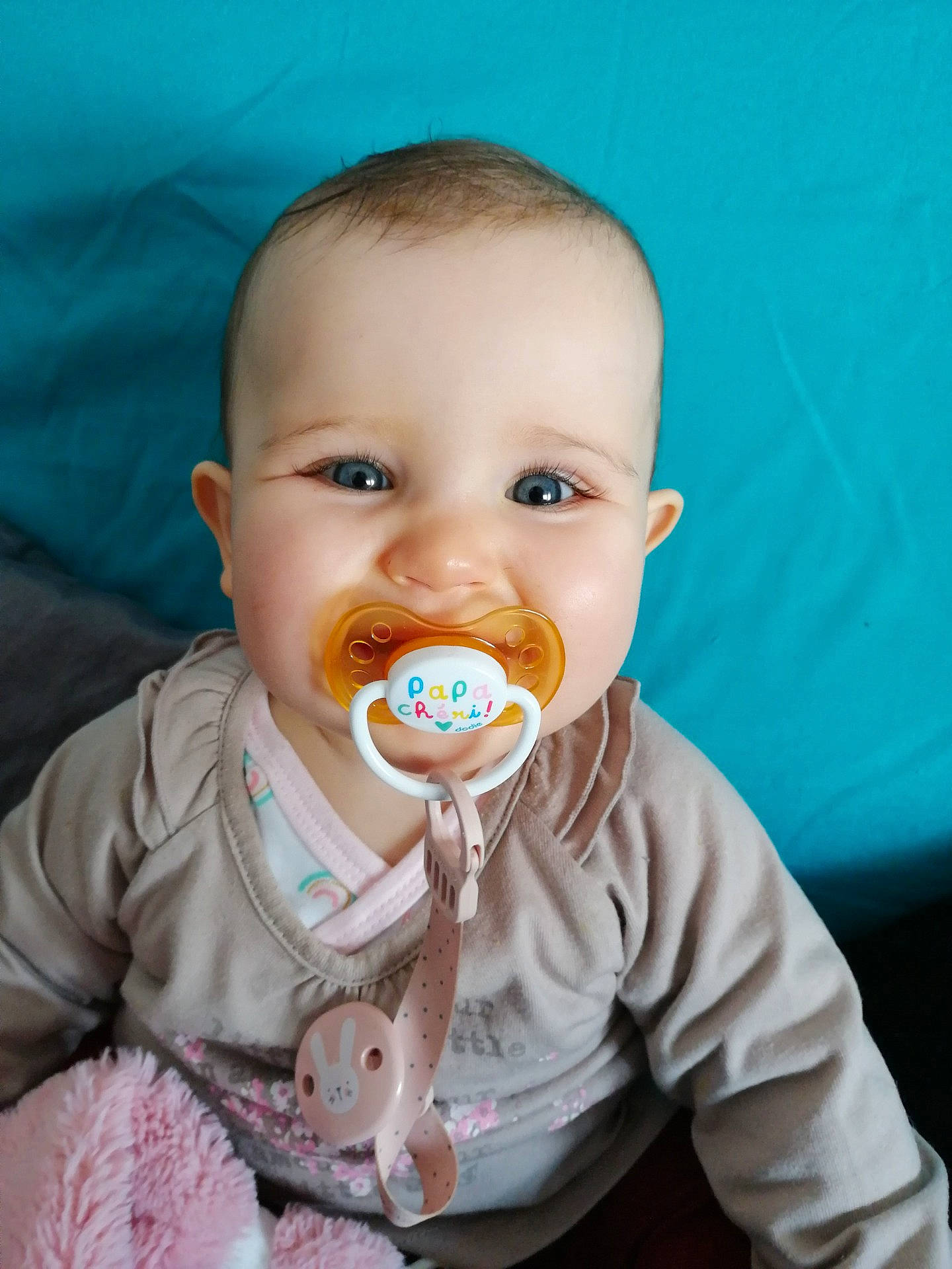 Arwen participe au concours pour gagner de l'argent avec cette photo : baby, baby_products, baby_toddler_clothing, bib, cheek, child, collar, comfort, eye, fun, happy, iris, linens, lip, nose, person, pink, portrait_photography, sitting, sleeve