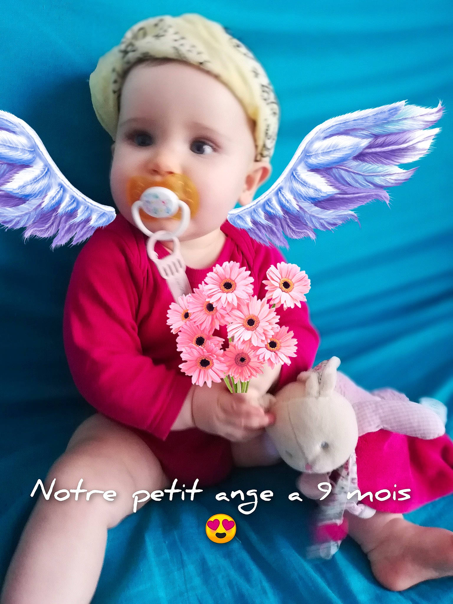 Arwen a rejoint le concours — aidez-le/la à gagner de superbes lots ! baby, baby_products, baby_toddler_clothing, cap, child, cut_flowers, face, fashion_accessory, flower, fun, hair_accessory, happy, headpiece, magenta, person, petal, pink, sitting, skin, sweetness