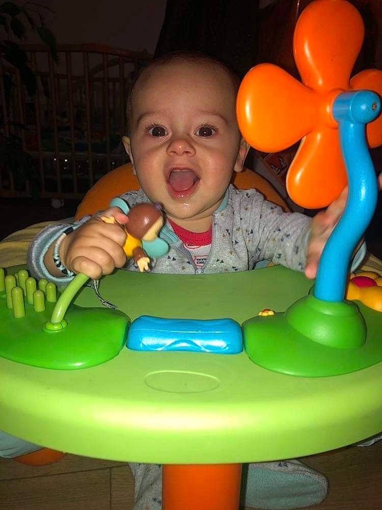 Noah participe au concours pour gagner de l'argent avec cette photo : arm, baby, baby_playing_with_toys, baby_toddler_clothing, balloon, child, facial_expression, finger, fun, hand, happy, leisure, light, organ, person, recreation, sharing, smile, toddler, toy