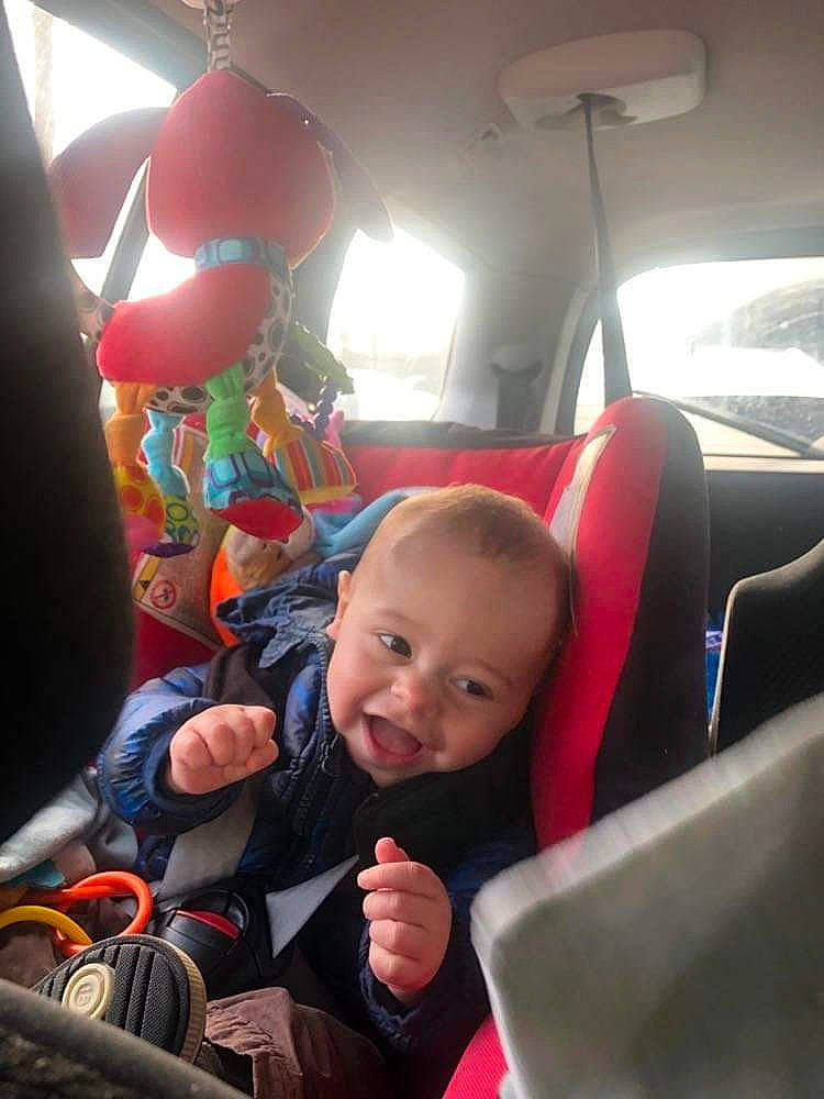 Noah participe au concours pour gagner de l'argent avec cette photo : air_travel, auto_part, automotive_design, automotive_exterior, baby, car_seat, car_seat_cover, comfort, fun, head_restraint, light, mode_of_transport, motor_vehicle, person, smile, steering_wheel, toddler, travel, vehicle, vehicle_door
