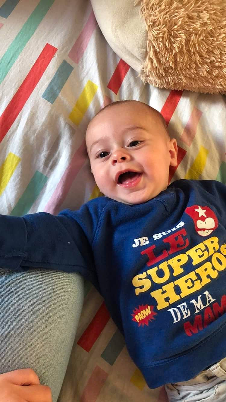 Noah a rejoint le concours — aidez-le/la à gagner de superbes lots ! baby, baby_laughing, baby_toddler_clothing, cheek, child, comfort, eye, face, facial_expression, fun, happy, head, mouth, person, red, skin, sleeve, smile, t_shirt, textile