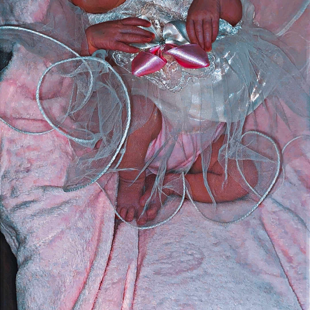 Myliana a rejoint le concours — aidez-le/la à gagner de superbes lots ! baby, bed, bodypart, bonnet, clothing, costume, couch, dress, face, finger, furniture, glove, hand, hat, head, newborn, person, photography, portrait, sleeping