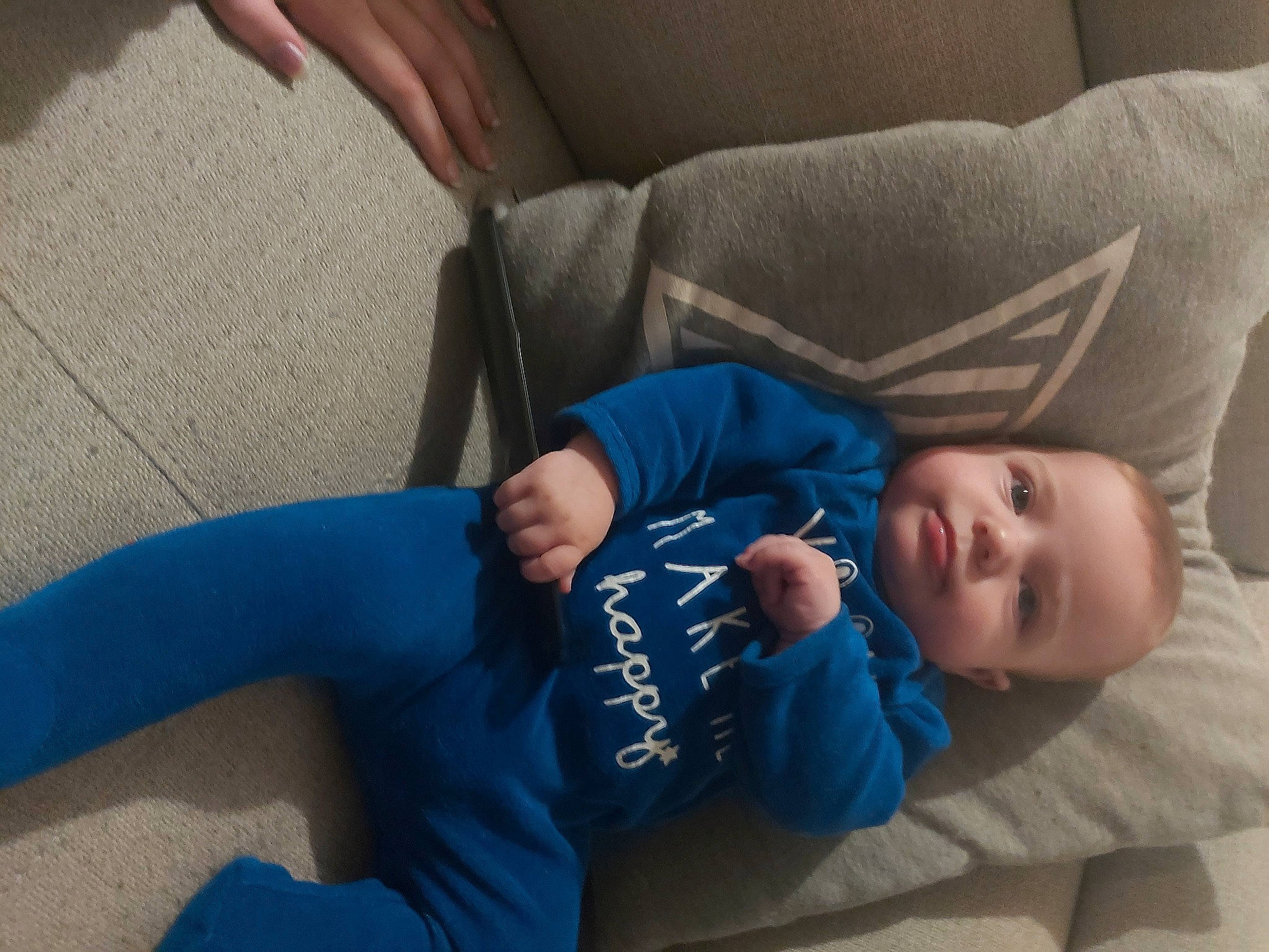 Louis a rejoint le concours — aidez-le/la à gagner de superbes lots ! baby, baby_toddler_clothing, child, comfort, elbow, electric_blue, finger, flooring, human_leg, joint, knee, person, photograph, sitting, skin, sleeve, snapshot, thigh, thumb, toddler