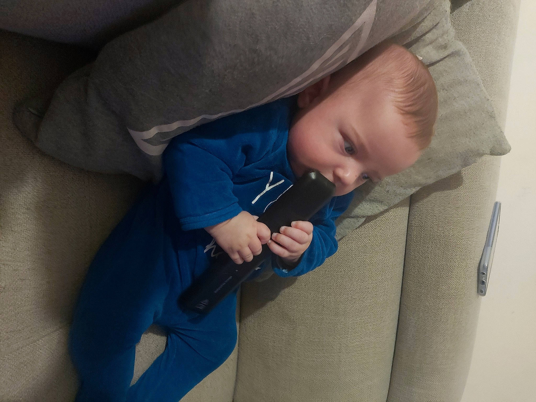 Louis participe au concours pour gagner de l'argent avec cette photo : auto_part, baby, baby_products, baby_toddler_clothing, car_seat, cheek, child, comfort, elbow, electric_blue, finger, hand, human_leg, knee, lap, person, sitting, skin, sleeve, textile