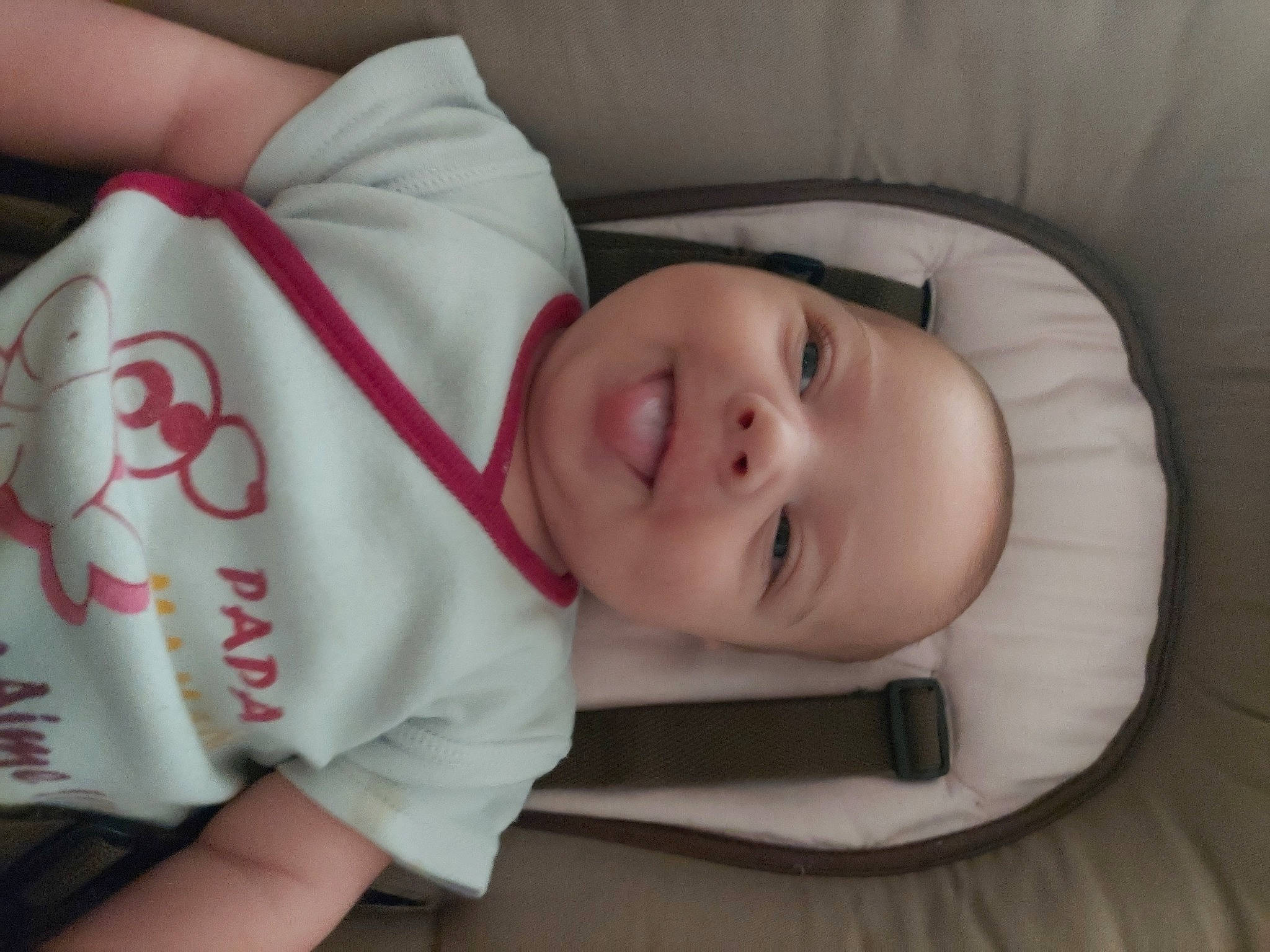 Louis participe au concours pour gagner de l'argent avec cette photo : baby, baby_toddler_clothing, carmine, cheek, child, chin, clothing, comfort, eyebrow, face, finger, head, lip, mouth, neck, nose, person, skin, sleeve, smile