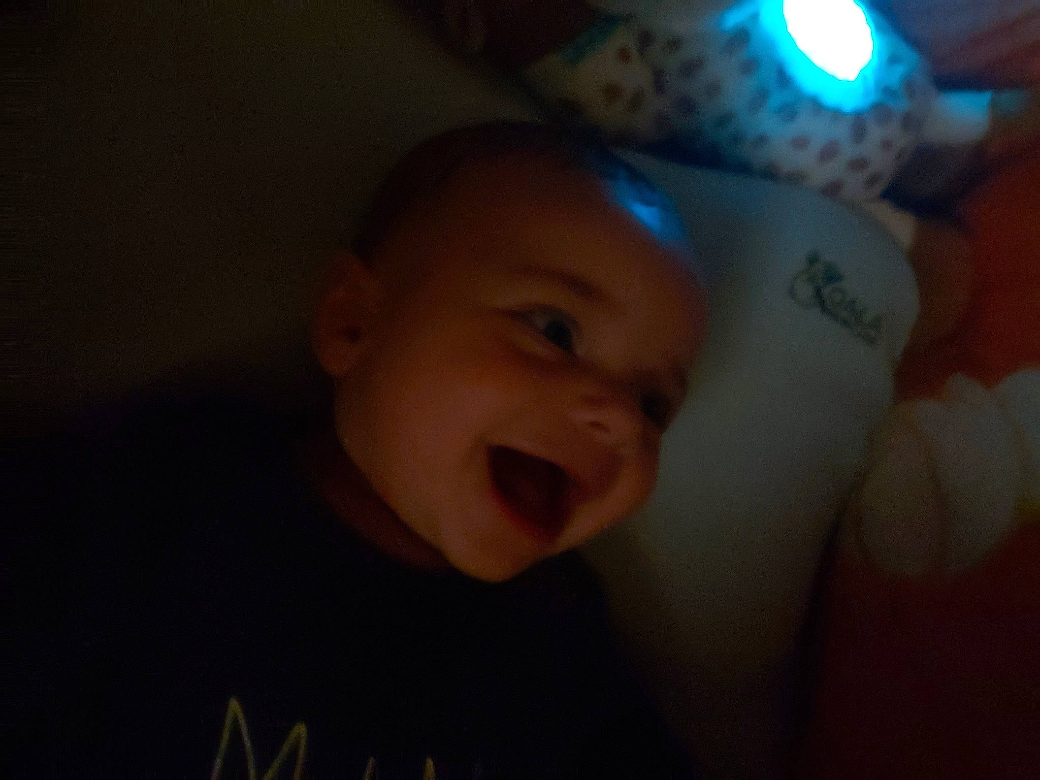 Louis participe au concours pour gagner de l'argent avec cette photo : baby, baby_toddler_clothing, cheek, ear, eyebrow, finger, flash_photography, gesture, happy, iris, jaw, lip, mouth, neck, nose, person, skin, smile, space, thumb