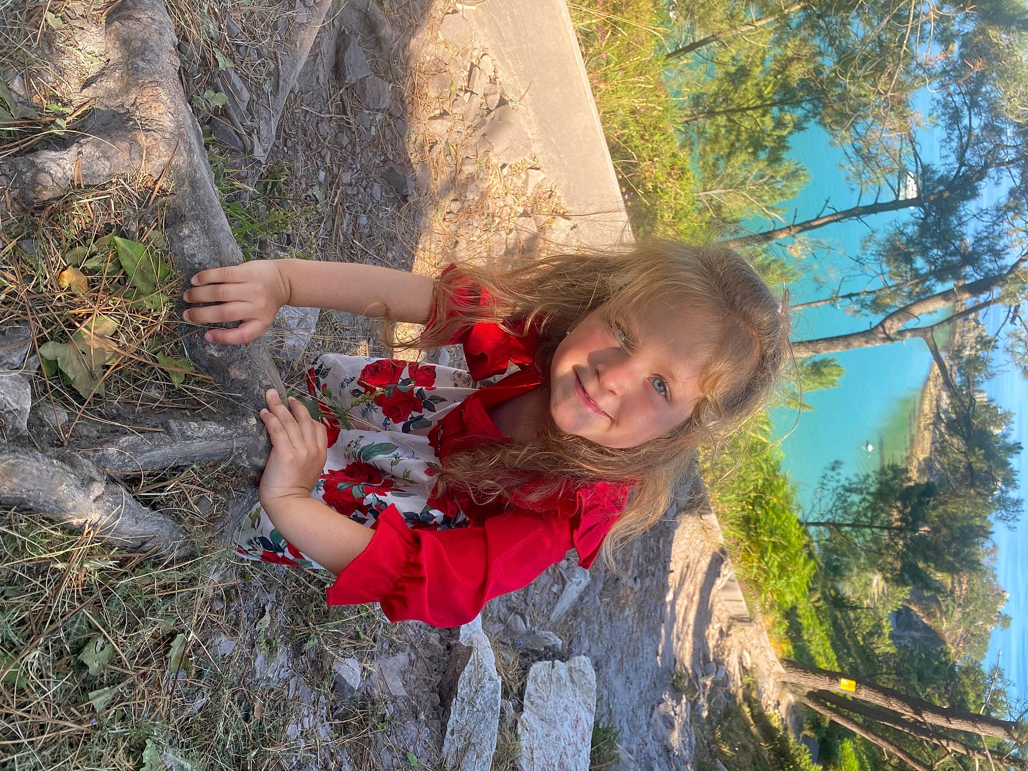 Kelya a rejoint le concours — aidez-le/la à gagner de superbes lots ! beauty, bedrock, botany, branch, grass, happy, joy, leaf, leisure, nature, organism, people_in_nature, person, plant, recreation, rock_climbing_equipment, sky, smile, tree, trunk