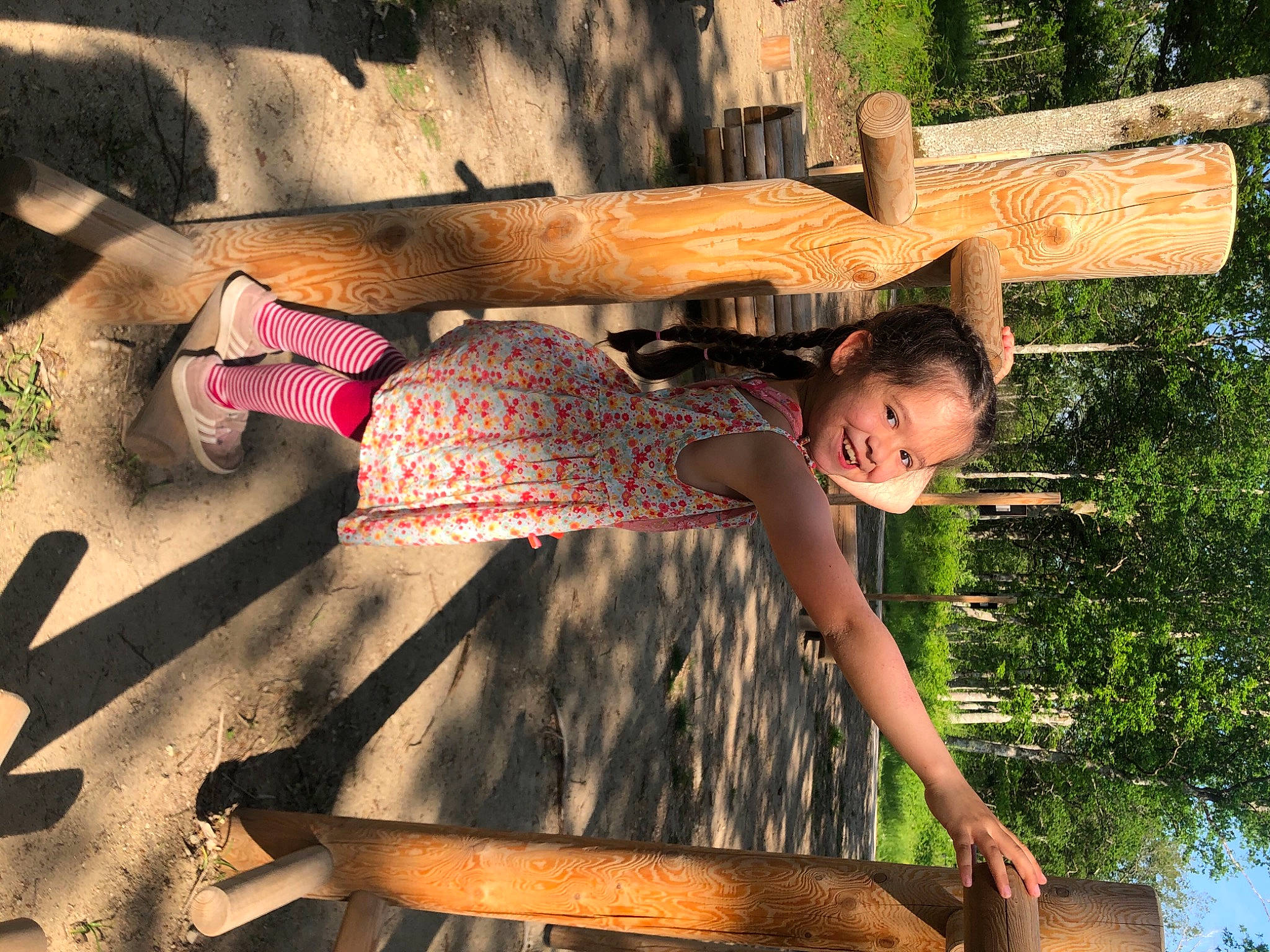 Cassandra a rejoint le concours — aidez-le/la à gagner de superbes lots ! adaptation, dress, flash_photography, fun, grass, happy, joy, landscape, leaf, leisure, outdoor_furniture, people_in_nature, person, plant, public_space, soil, spring, sunlight, tints_and_shades, tree