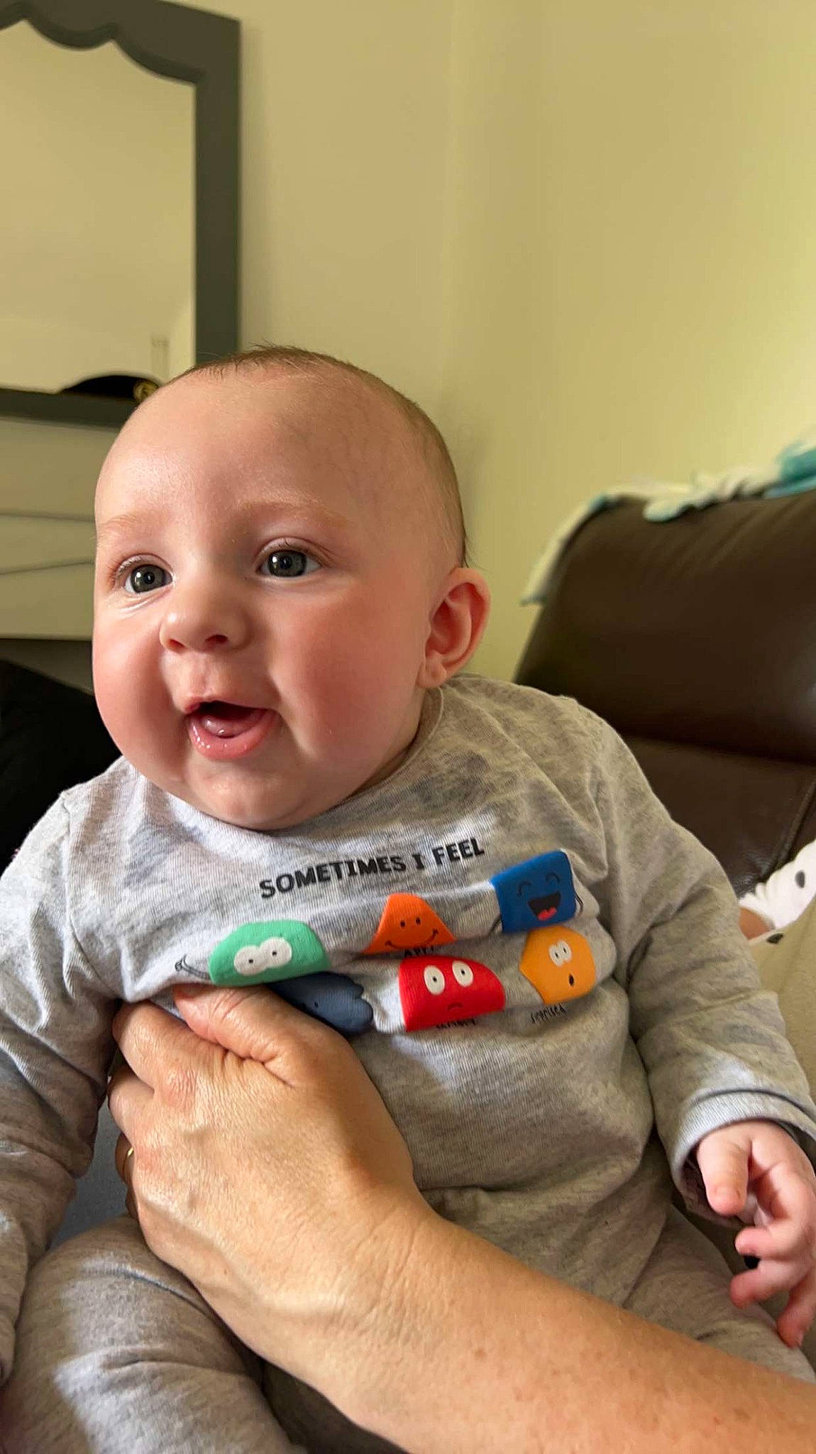 Lorenzo a rejoint le concours — aidez-le/la à gagner de superbes lots ! arm, baby, baby_toddler_clothing, carmine, cheek, child, comfort, eye, finger, fun, hand, happy, iris, nail, nose, person, sitting, skin, smile, thumb