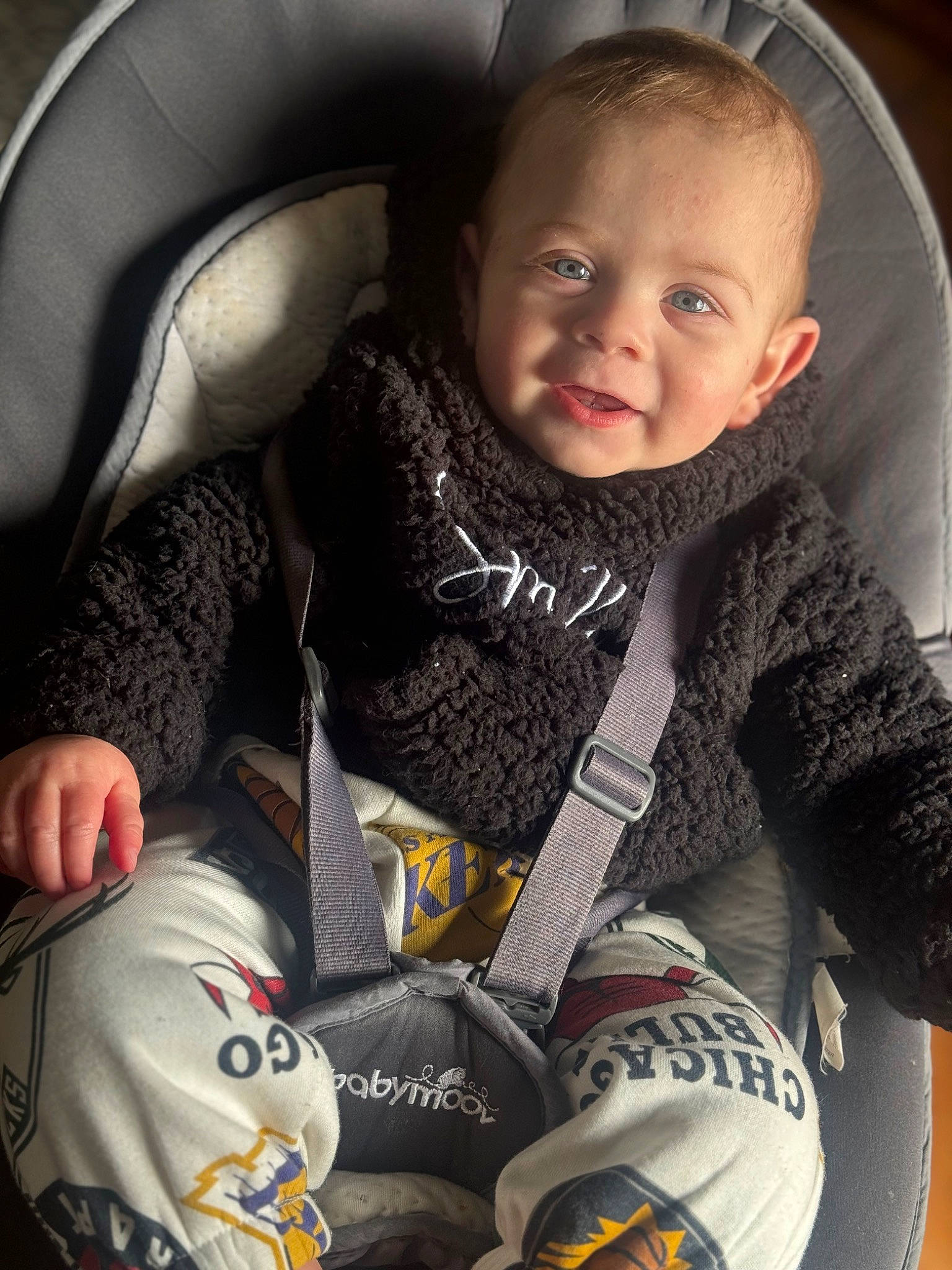 Mao participe au concours pour gagner de l'argent avec cette photo : auto_part, baby, baby_in_car_seat, baby_products, baby_toddler_clothing, car_seat, car_seat_cover, cheek, child, comfort, cool, finger, fun, lap, leg, person, seat_belt, sitting, smile, steering_wheel