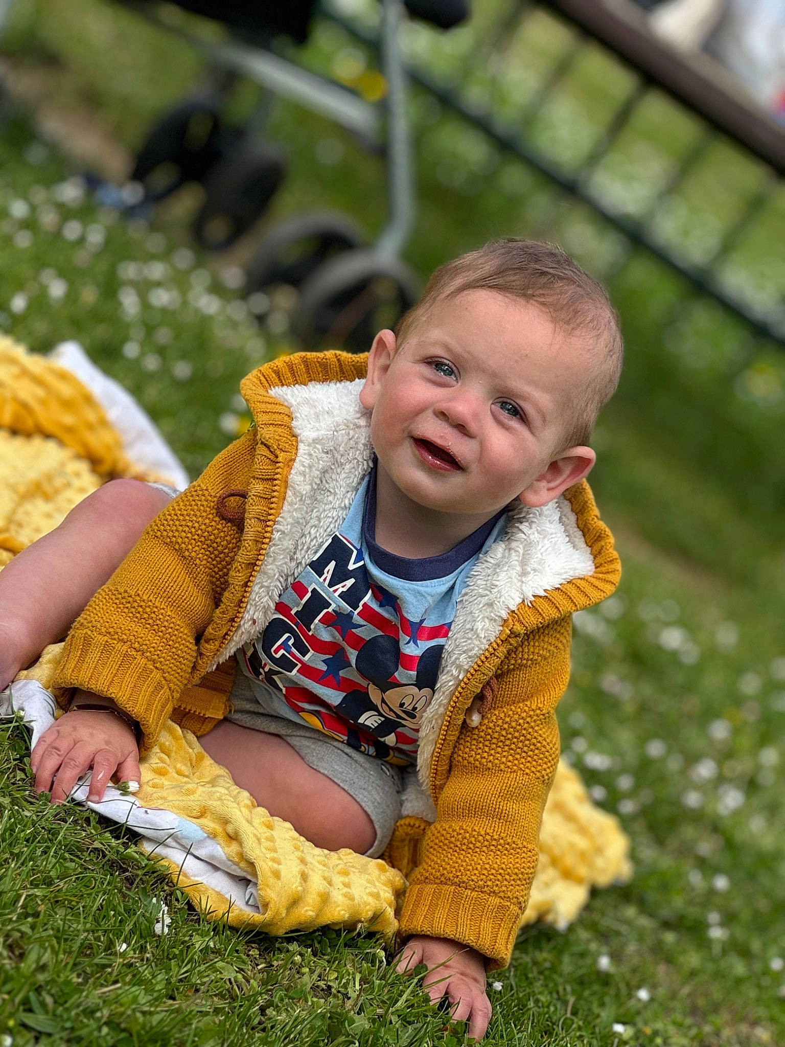 Mao participe au concours pour gagner de l'argent avec cette photo : autumn, baby, baby_toddler_clothing, child, fun, garden, grass, happy, knitting, leaf, leisure, people_in_nature, person, plant, portrait_photography, recreation, sitting, toddler, tree, vacation