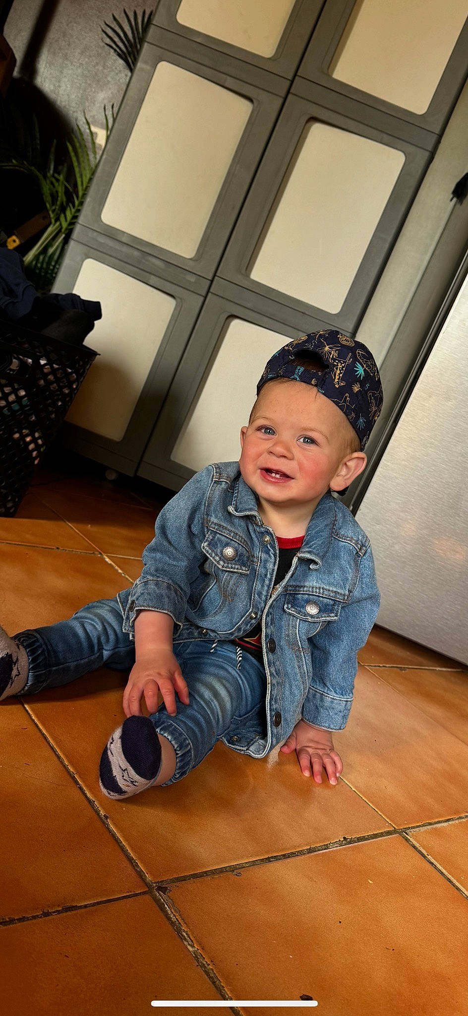 Mao a rejoint le concours — aidez-le/la à gagner de superbes lots ! baby_toddler_clothing, denim, flash_photography, floor, flooring, fun, happy, hardwood, hat, headwear, jacket, joy, laminate_flooring, pattern, person, room, sitting, sleeve, smile, toddler