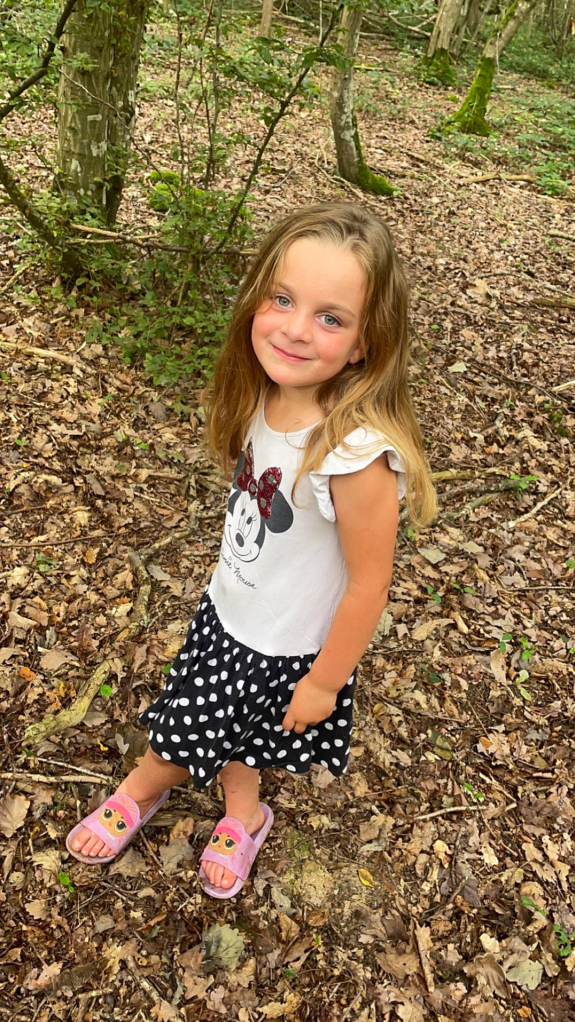 Katalidza a rejoint le concours — aidez-le/la à gagner de superbes lots ! blond, botany, face, fawn, forest, fun, grass, grass_family, happy, joy, long_hair, people_in_nature, person, plant, shorts, smile, t_shirt, thigh, toddler, tree