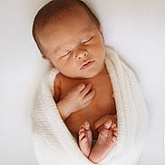 Tom a rejoint le concours — aidez-le/la à gagner de superbes lots ! newborn, baby, sleeping, swaddled, blanket, infant, feet, peaceful, soft, white, cute, portrait, wrapped, child, resting, tiny, skin, cozy, warm, calm