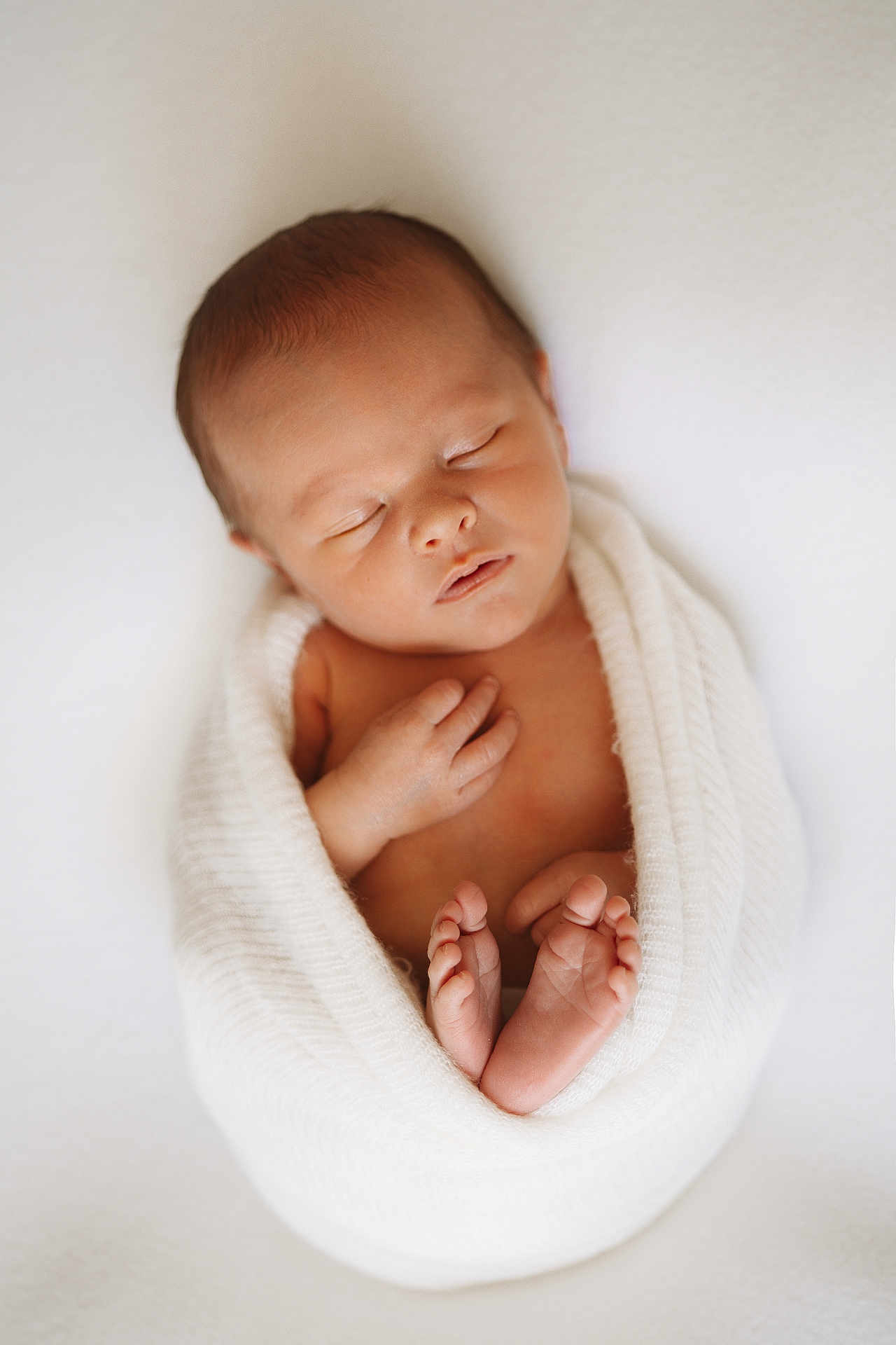 Tom a rejoint le concours — aidez-le/la à gagner de superbes lots ! newborn, baby, sleeping, swaddled, blanket, infant, feet, peaceful, soft, white, cute, portrait, wrapped, child, resting, tiny, skin, cozy, warm, calm
