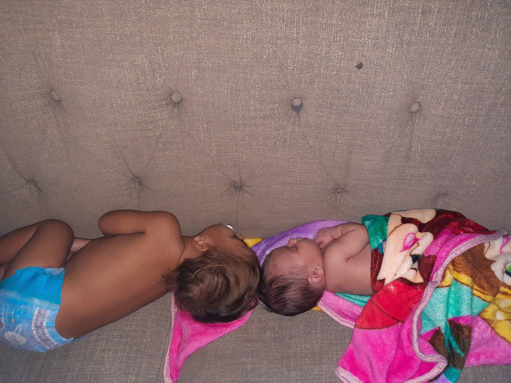 Maximus is registered to the contest to win money with this photo: abdomen, child, fun, joint, leg, person, pink, trunk, vacation