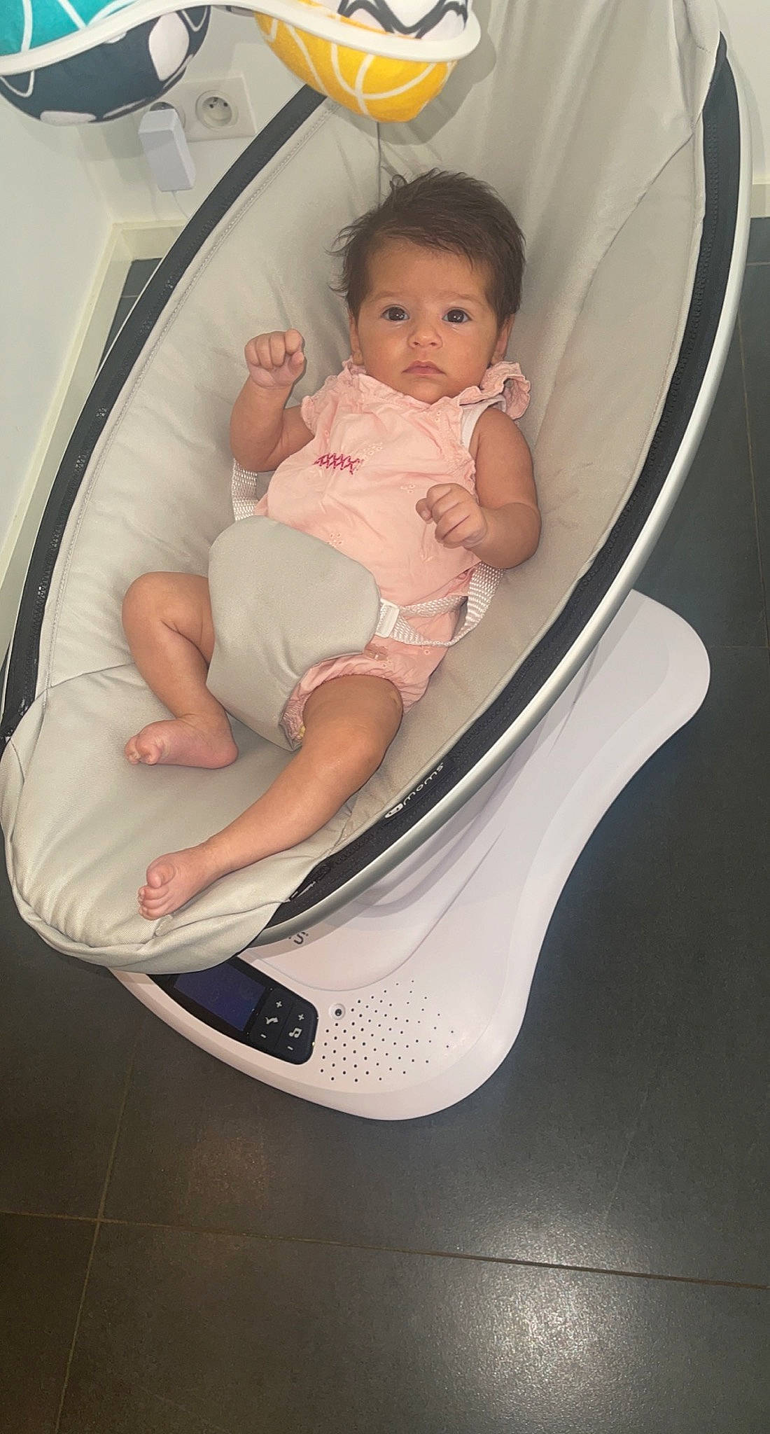 Mia a rejoint le concours — aidez-le/la à gagner de superbes lots ! arm, baby, baby_products, baby_safety, baby_toddler_clothing, chair, child, circle, comfort, foot, fun, human_leg, infant_bed, knee, lap, leg, person, sandal, sitting, thigh