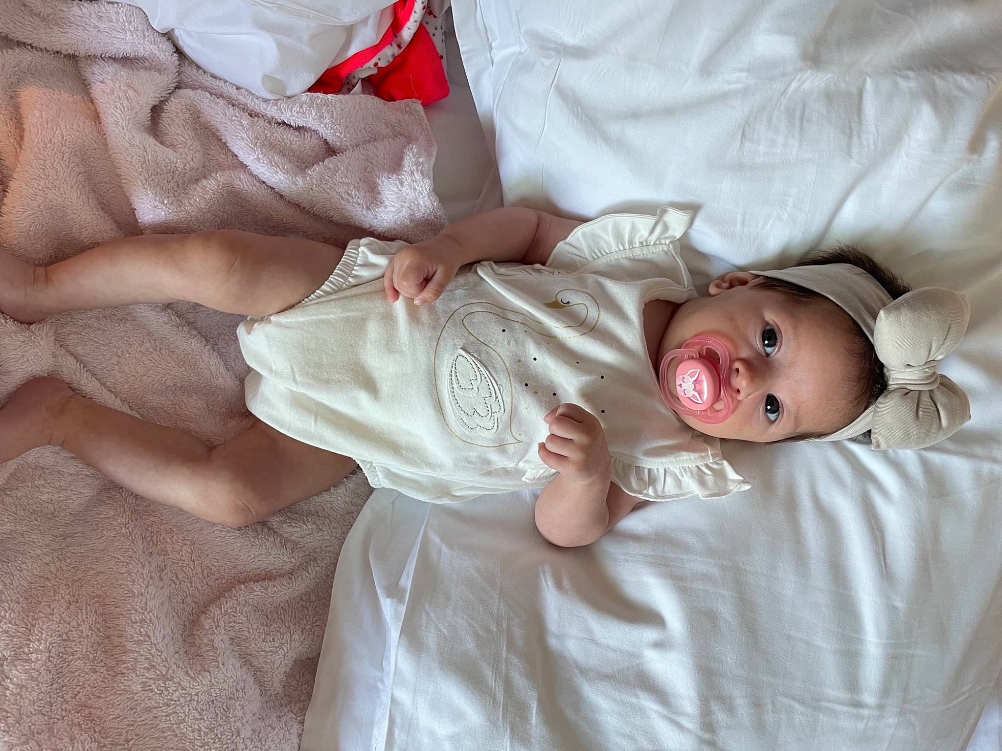 Mia a rejoint le concours — aidez-le/la à gagner de superbes lots ! arm, baby, baby_products, baby_toddler_clothing, bed, bedding, child, comfort, dress, eye, finger, gesture, hand, head, human_body, linens, pattern, person, skin, sleeve