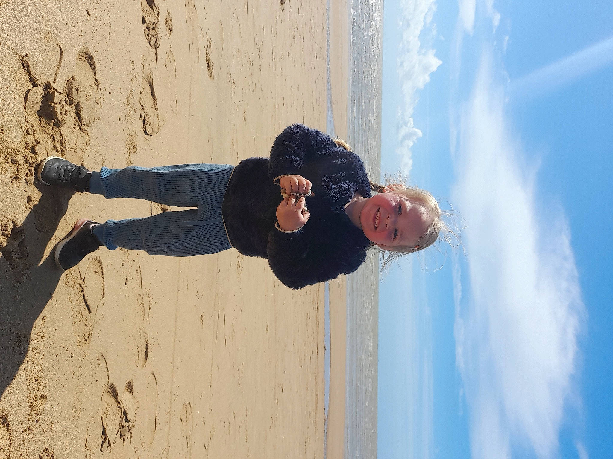 Salomé a rejoint le concours — aidez-le/la à gagner de superbes lots ! aeolian_landform, beach, cloud, coast, flash_photography, fun, happy, human_body, human_leg, joy, landscape, leisure, people_in_nature, person, recreation, sand, shadow, sky, sunlight, travel