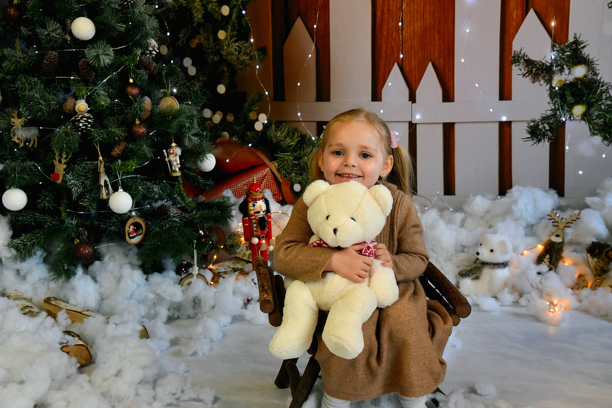 Salomé a rejoint le concours — aidez-le/la à gagner de superbes lots ! christmas, christmas_decoration, christmas_ornament, christmas_tree, event, fawn, hair, happy, head, holiday, holiday_ornament, human_body, joy, mammal, ornament, person, plant, smile, snow, standing