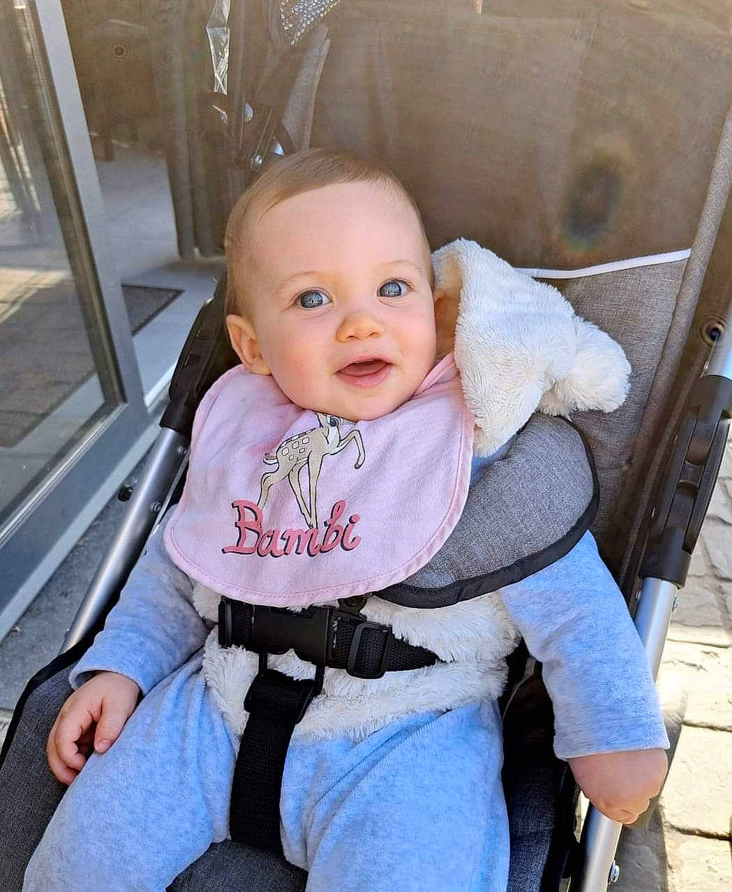 Maeline participe au concours pour gagner de l'argent avec cette photo : baby, baby_carriage, baby_products, baby_toddler_clothing, car_seat, chair, cheek, child, comfort, fun, hairstyle, happy, lap, leg, person, product, sitting, skin, smile, standing