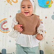 Amélia a rejoint le concours — aidez-le/la à gagner de superbes lots ! baby, infant, smiling, headband, knitted_vest, white_shirt, pants, playmat, colorful_background, stars, rainbow, toy, happy, child, cute, indoors, portrait, crawling, person, toddler