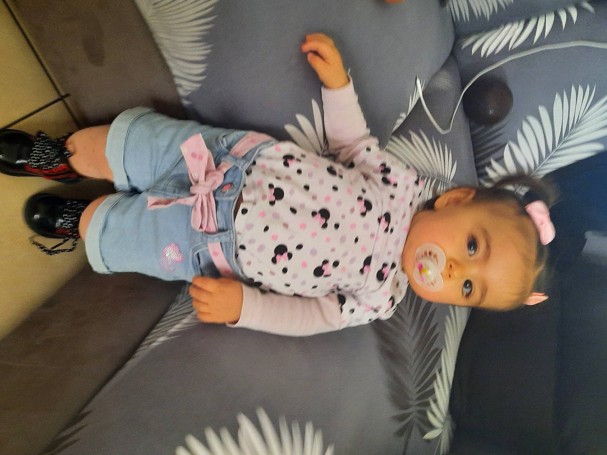 Louna participe au concours pour gagner de l'argent avec cette photo : baby, baby_products, baby_toddler_clothing, baby_toys, child, comfort, flooring, fun, pattern, person, room, sitting, sock, stuffed_toy, toddler, toy