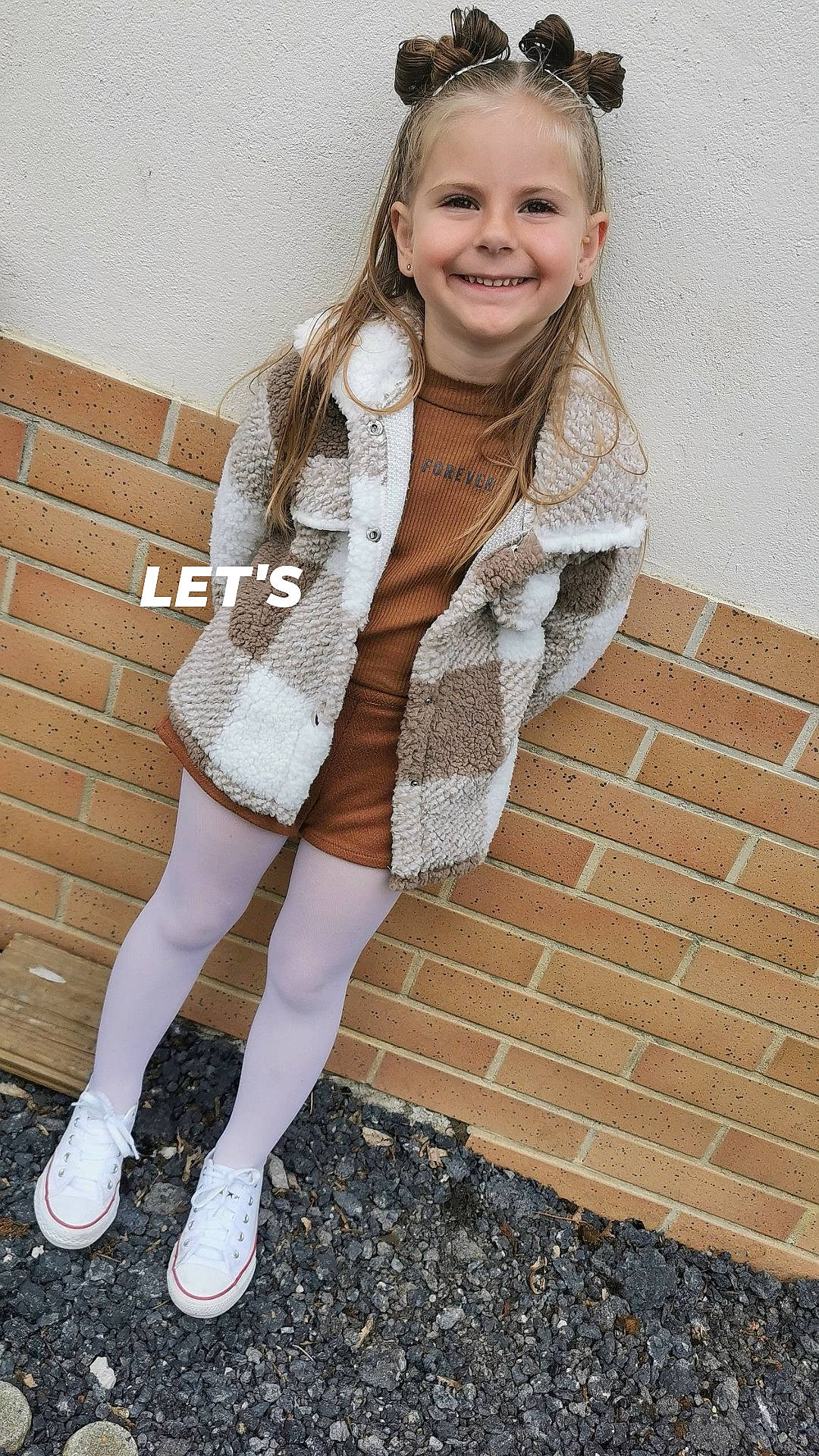 Lya a rejoint le concours — aidez-le/la à gagner de superbes lots ! blond, eye, face, fashion_design, hairstyle, human_leg, jewellery, joint, joy, knee, leg, long_hair, pattern, person, shoe, sleeve, smile, sock, street_fashion, textile