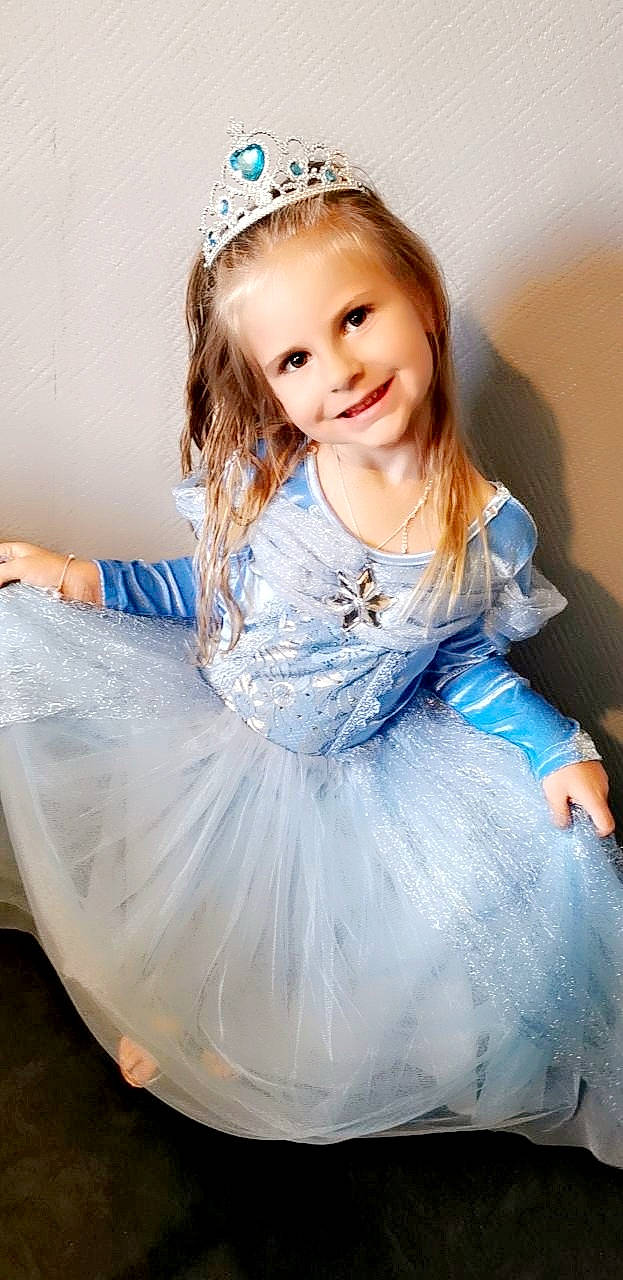 Lya participe au concours pour gagner de l'argent avec cette photo : dress, embellishment, eye, face, fashion, fashion_design, flash_photography, hair, hairstyle, happy, head, iris, joy, organ, person, pink, skin, sleeve, smile, textile